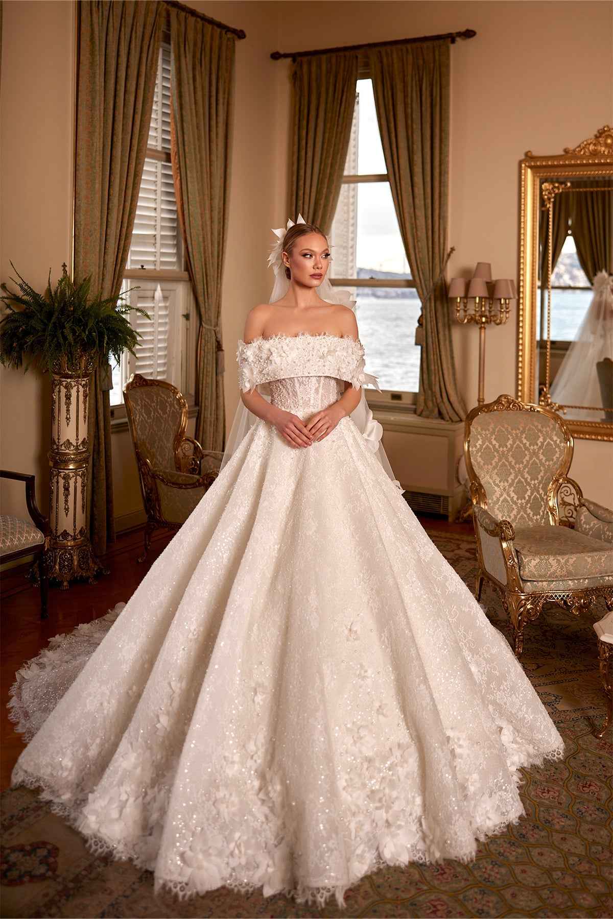 Princess Wedding Dress: Boat Neck 3D Floral Applique Wedding Dress L/40