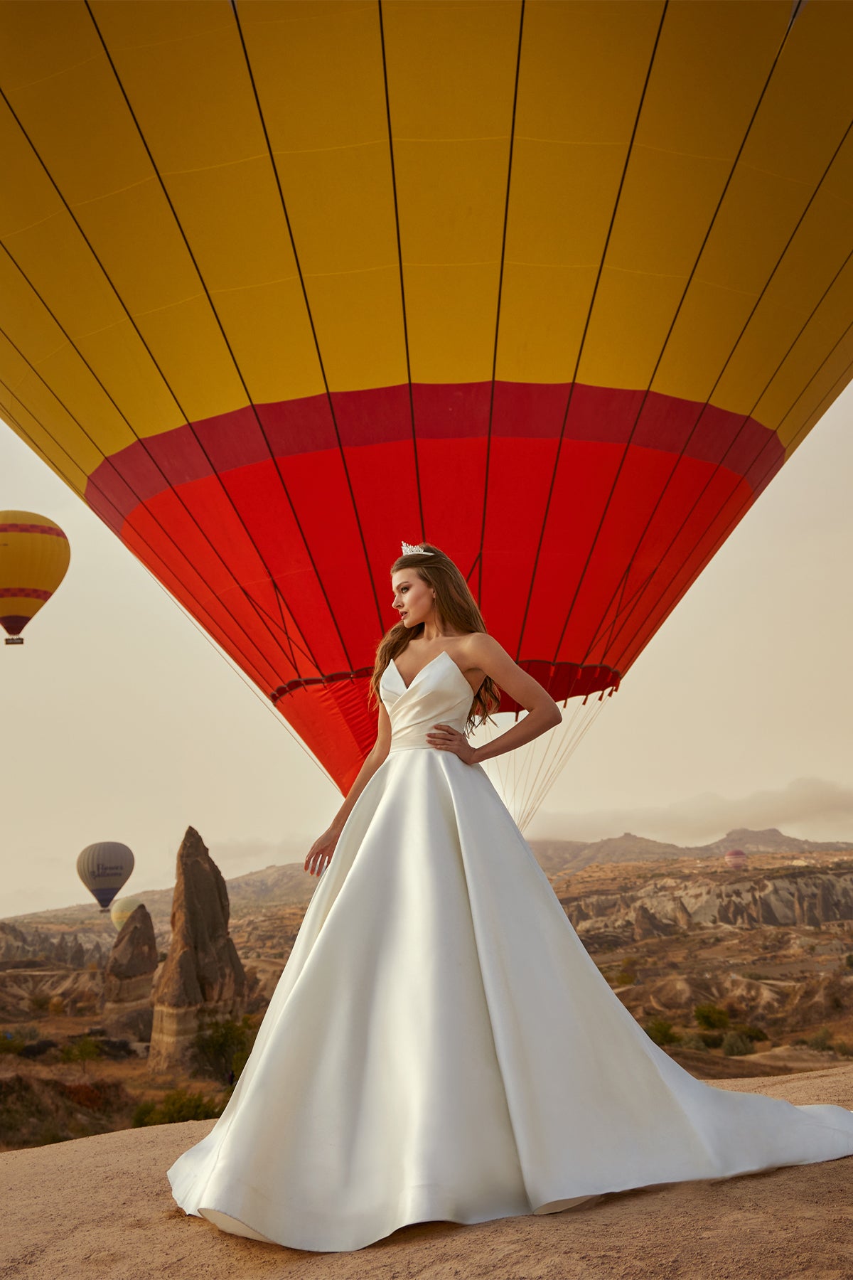 Annabella Saten Gelinlik – Drapeli Modern Yaka, Balon Kollu Zarif Tasarım