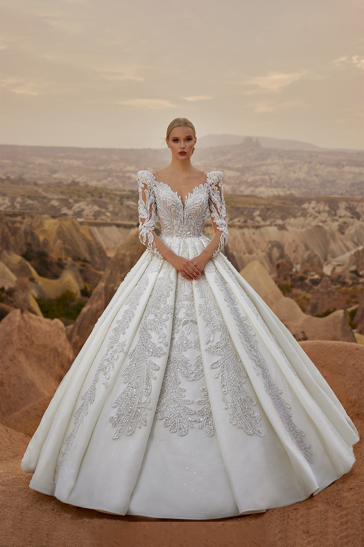 Annabella Prenses Gelinlik – Saten Üzerine Gümüş Dantel, Vatkalı Uzun Kollu Tasarım