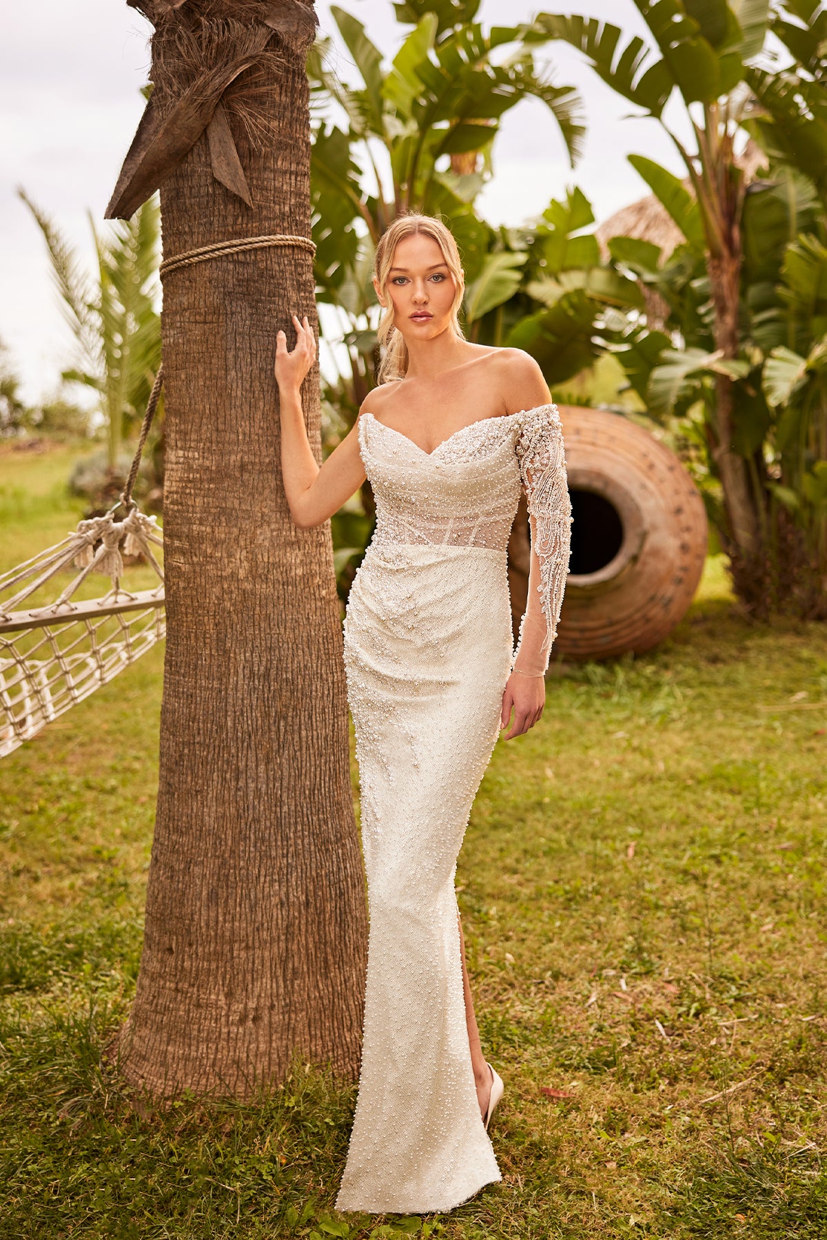 Annabella Balık Gelinlik – Drapenin Akışı, İnci Dokunuşları ve Transparan Detayların Bir Araya Geldiği Modern ve Zarif Tasarım