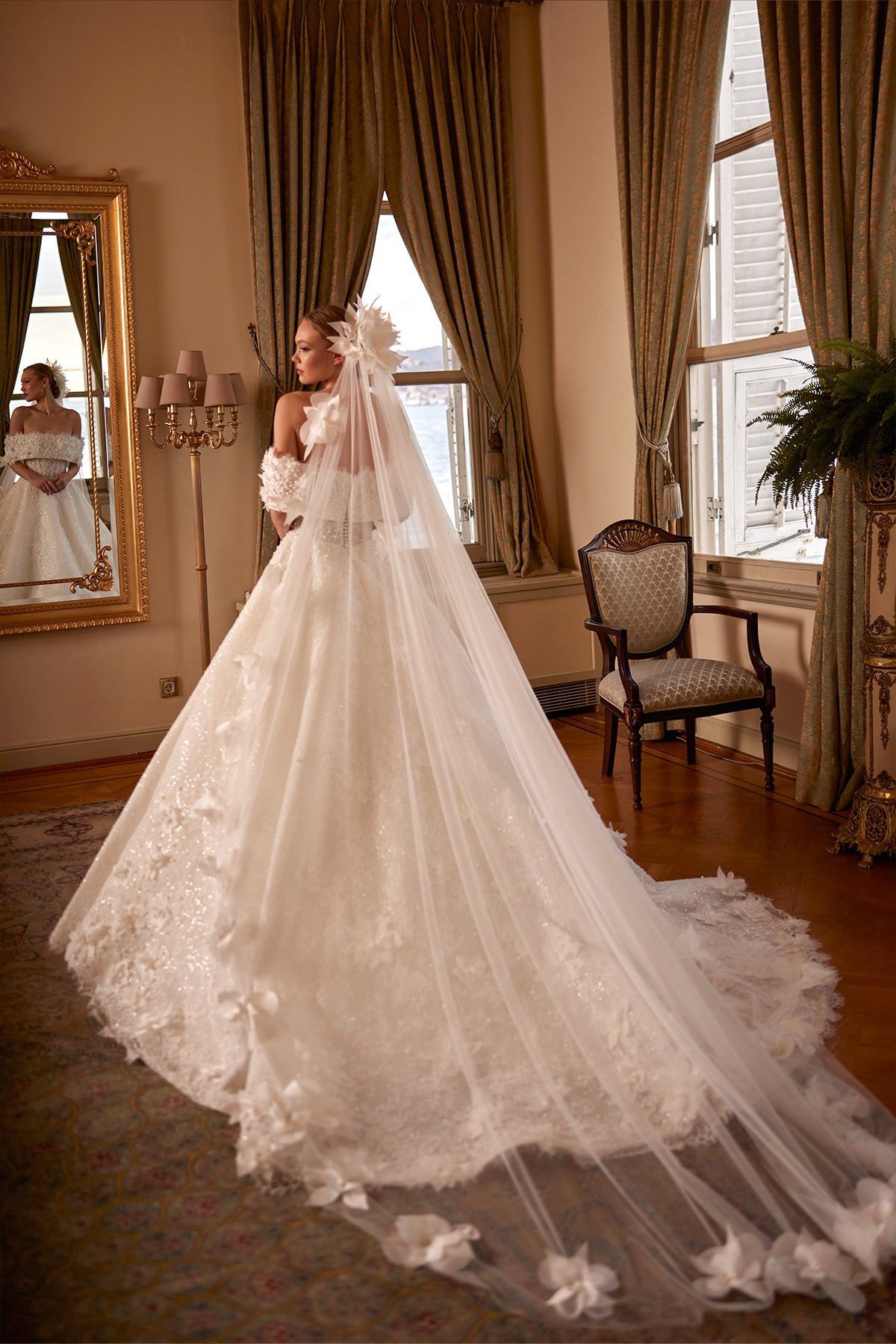 Annabella Gelinlik – Kayık Yaka, 3D Çiçekli İnci Nakışlı, Transparan Çizgili ve Sık Balenli