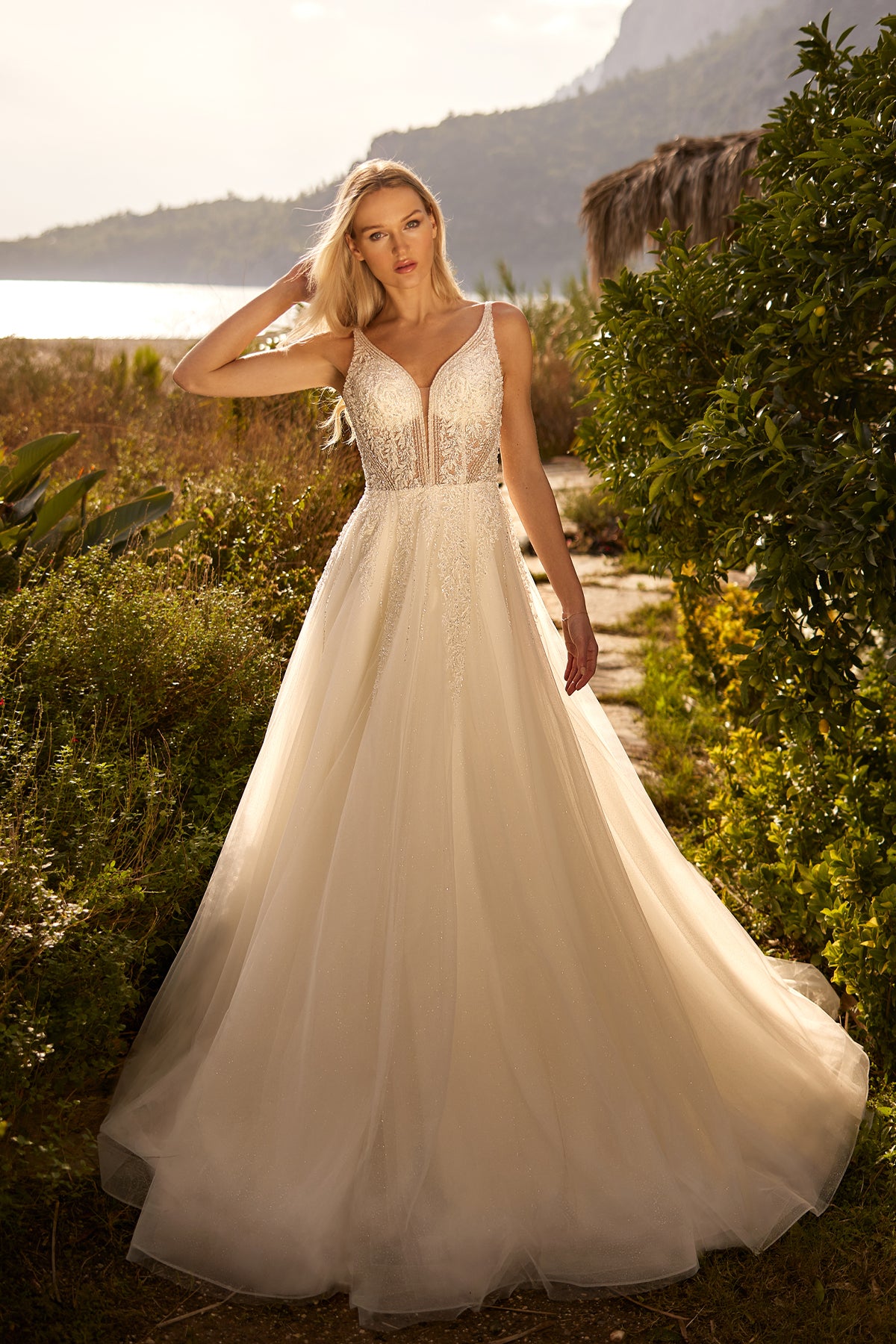 Annabella Helen Gelinlik – Dantelin Zarafetiyle Buluşan Saten ve Drapenin Helen Yorumunda İncelikle Dengelenmiş Tasarımı