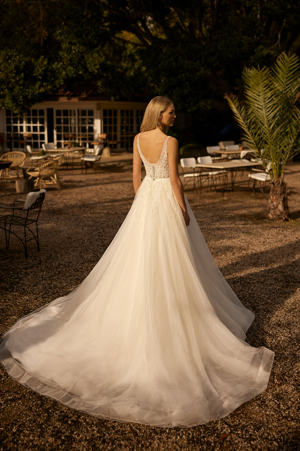 Annabella Helen Gelinlik – Dantelin Zarafetiyle Buluşan Saten ve Drapenin Helen Yorumunda İncelikle Dengelenmiş Tasarımı