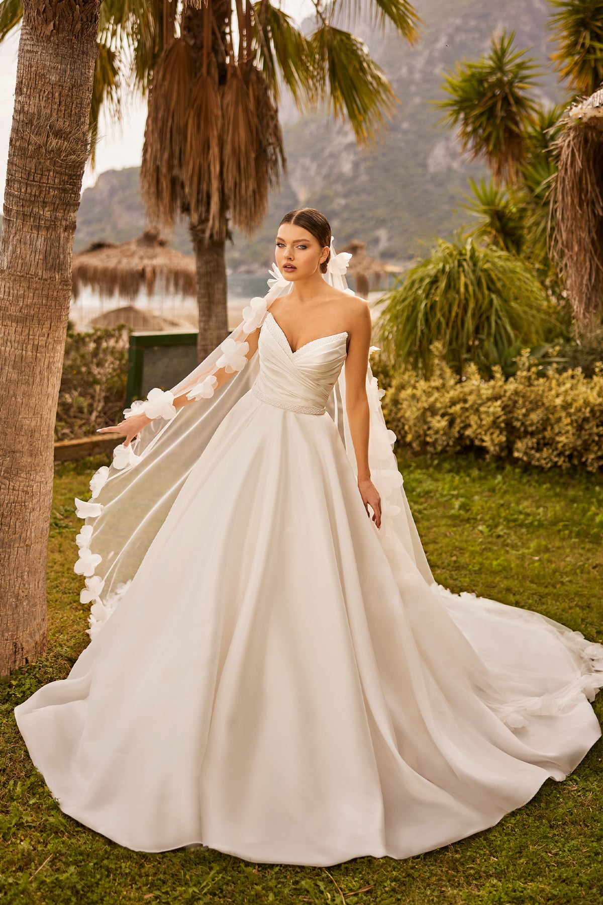 Annabella Helen Gelinlik – Saten Dokunun Akıcı Drapelerle Buluştuğu Zarif ve Dengeli Tasarım