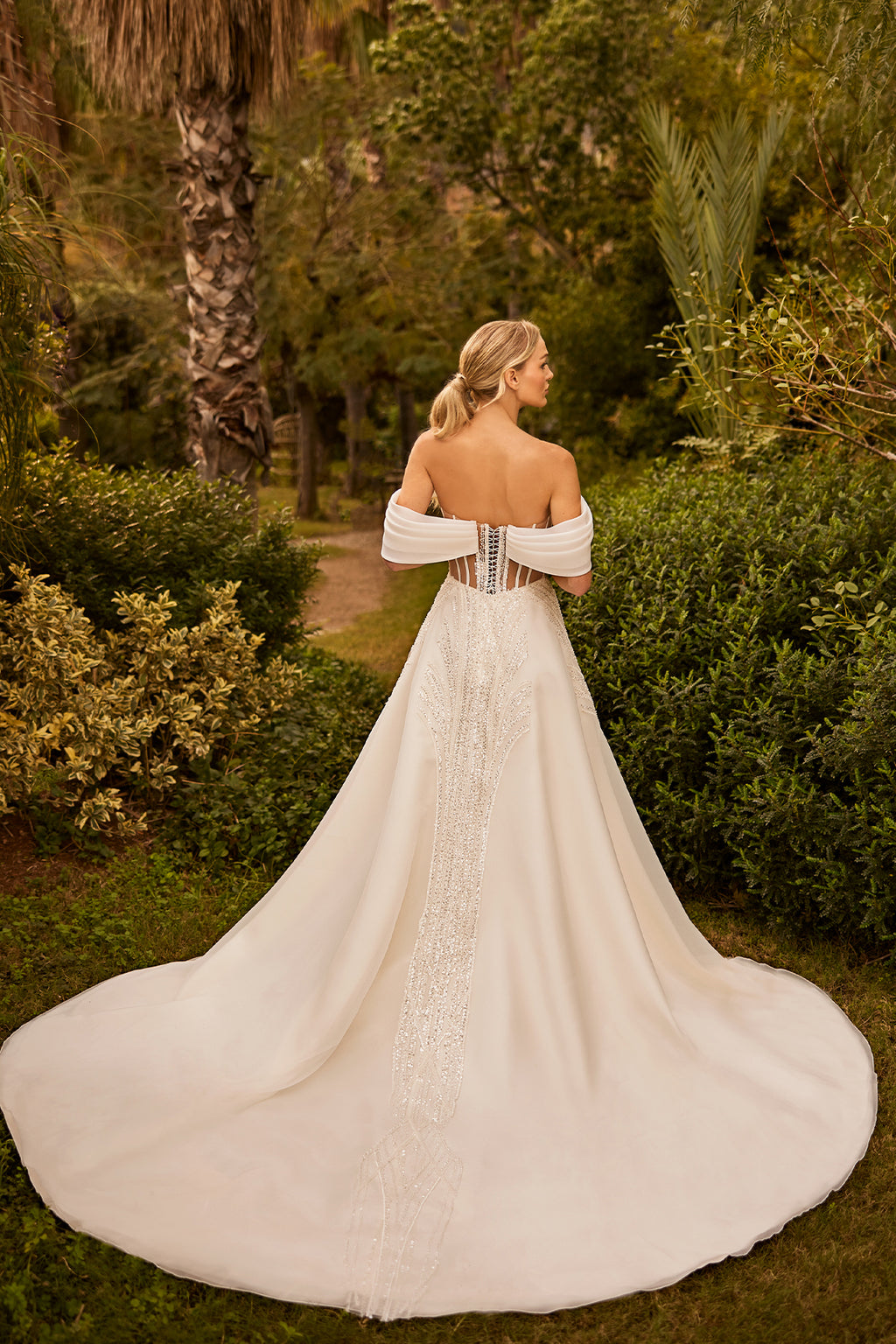 Annabella Helen Gelinlik – Yırtmaç Detayıyla Hareket Kazanan, Drapeli Saten Dokunun Modern Yorumlandığı Zarif Tasarım