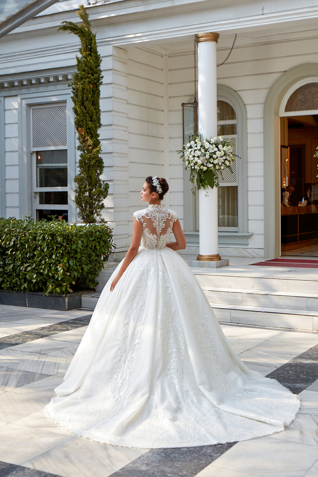 Annabella Prenses Gelinlik – Hakim Yaka, Kabartmalı Dantel Detaylı ve Kabarık Etek