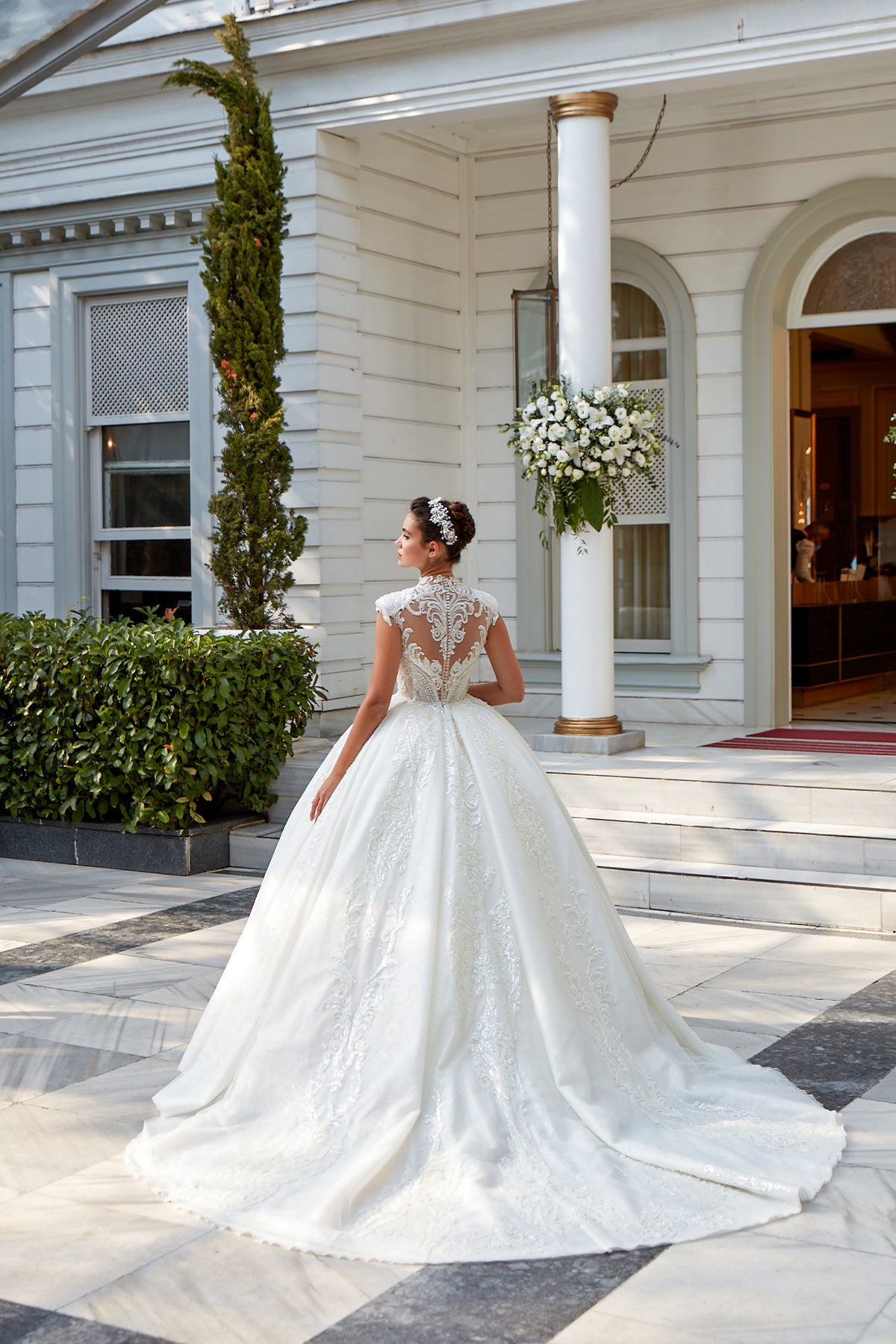 Annabella Prenses Gelinlik – Hakim Yaka, Kabartmalı Dantel Detaylı ve Kabarık Etek