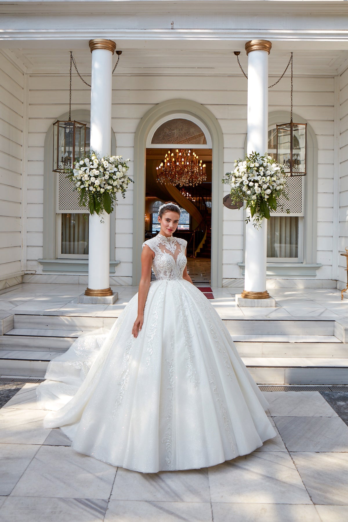 Annabella Prenses Gelinlik – Hakim Yaka, Kabartmalı Dantel Detaylı ve Kabarık Etek