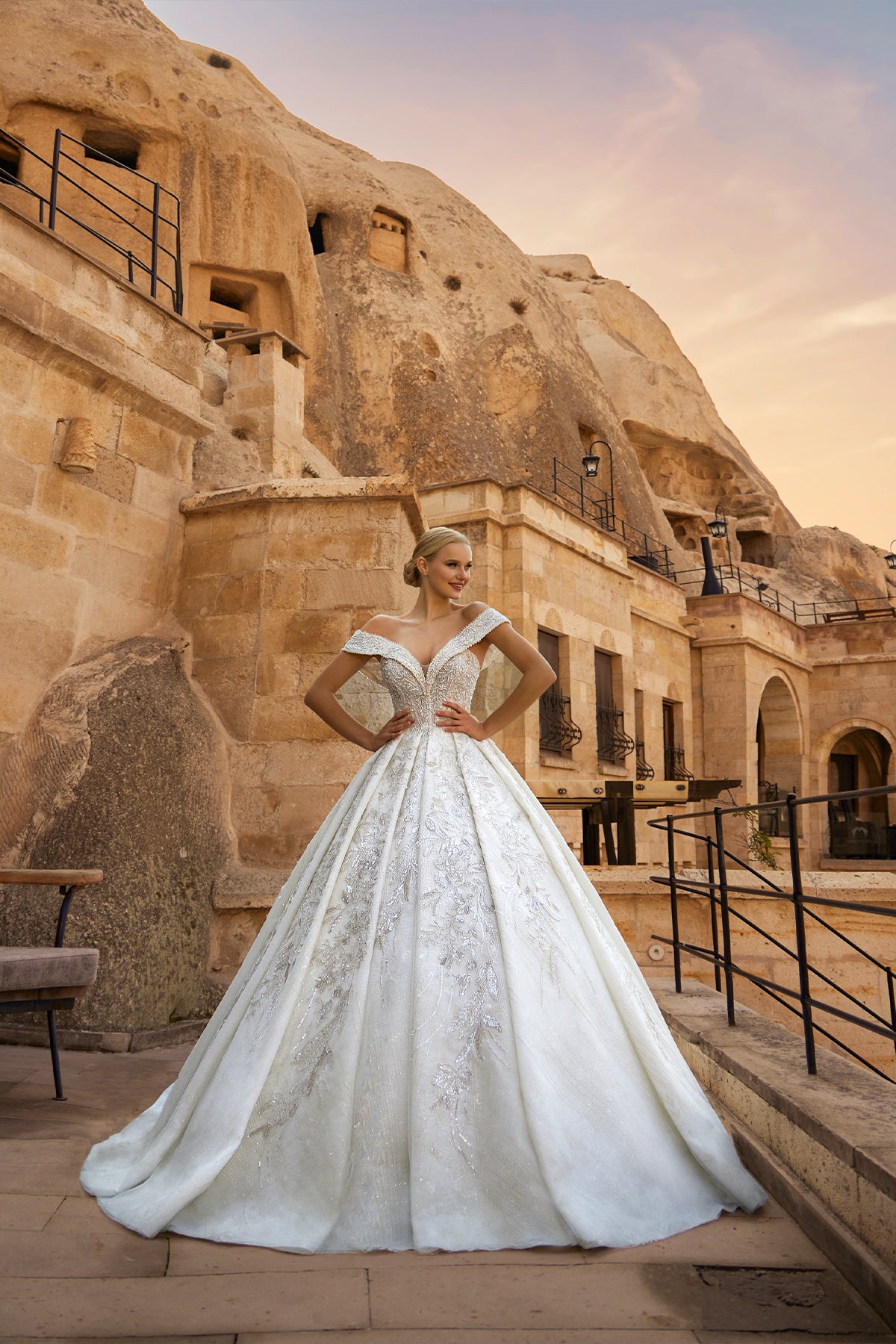 Annabella Prenses Gelinlik – Madonna Yaka, Pileli Etek, Platin Dantel Detaylı