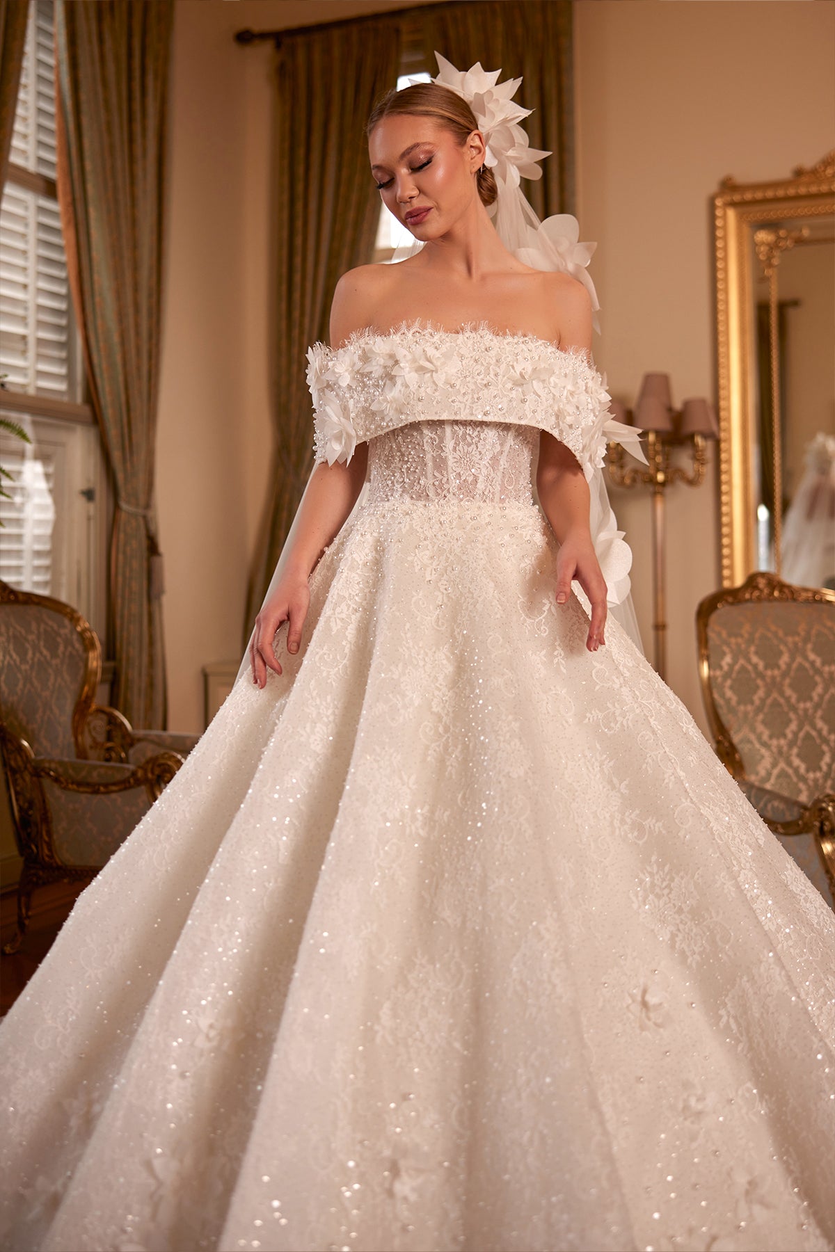 Annabella Gelinlik – Kayık Yaka, 3D Çiçekli İnci Nakışlı, Transparan Çizgili ve Sık Balenli