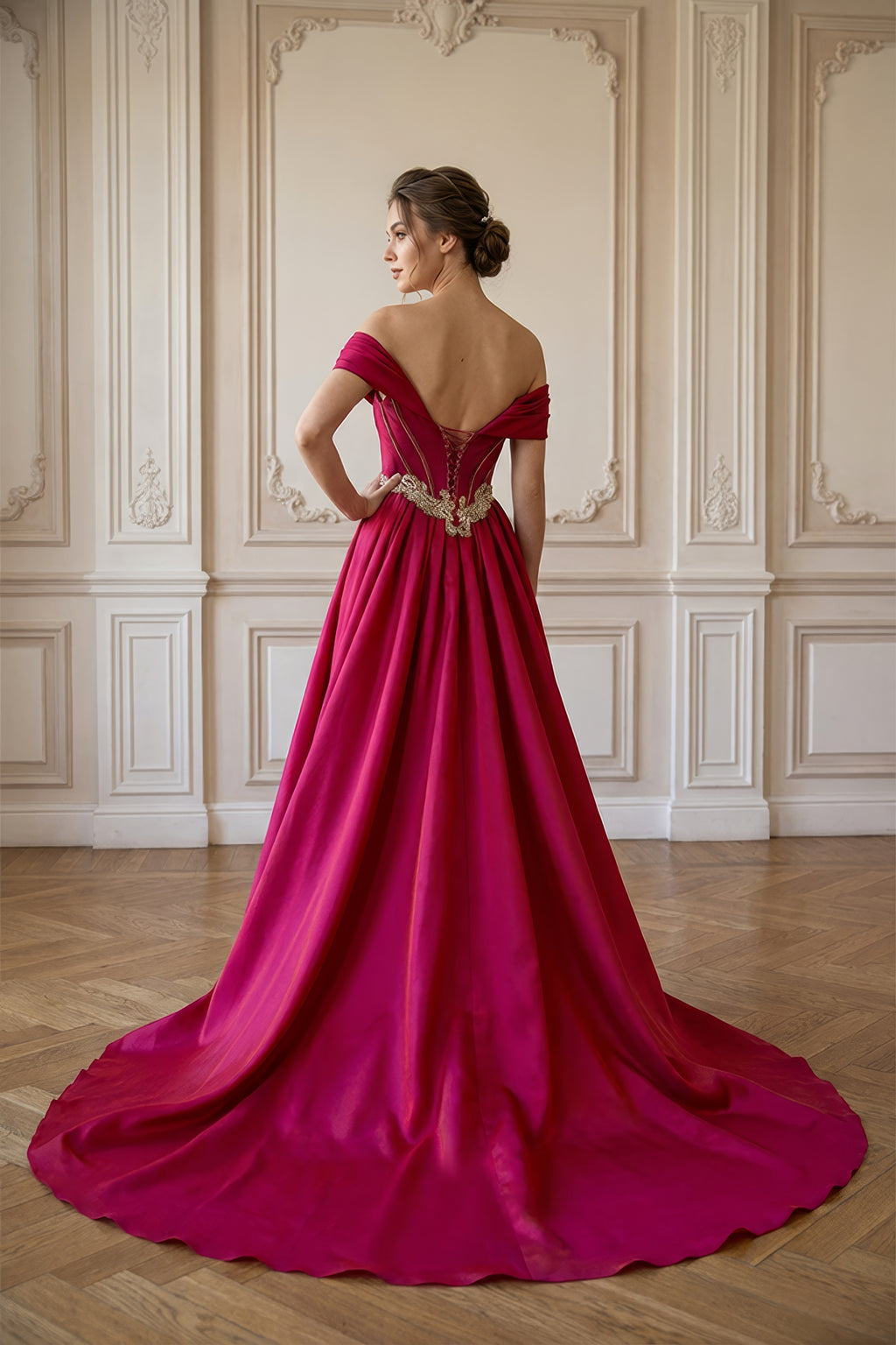 Fuşya Düşük Omuz Helen Abiye – Gold Aplike Detaylı Korse Büstiyerli Gece Elbisesi