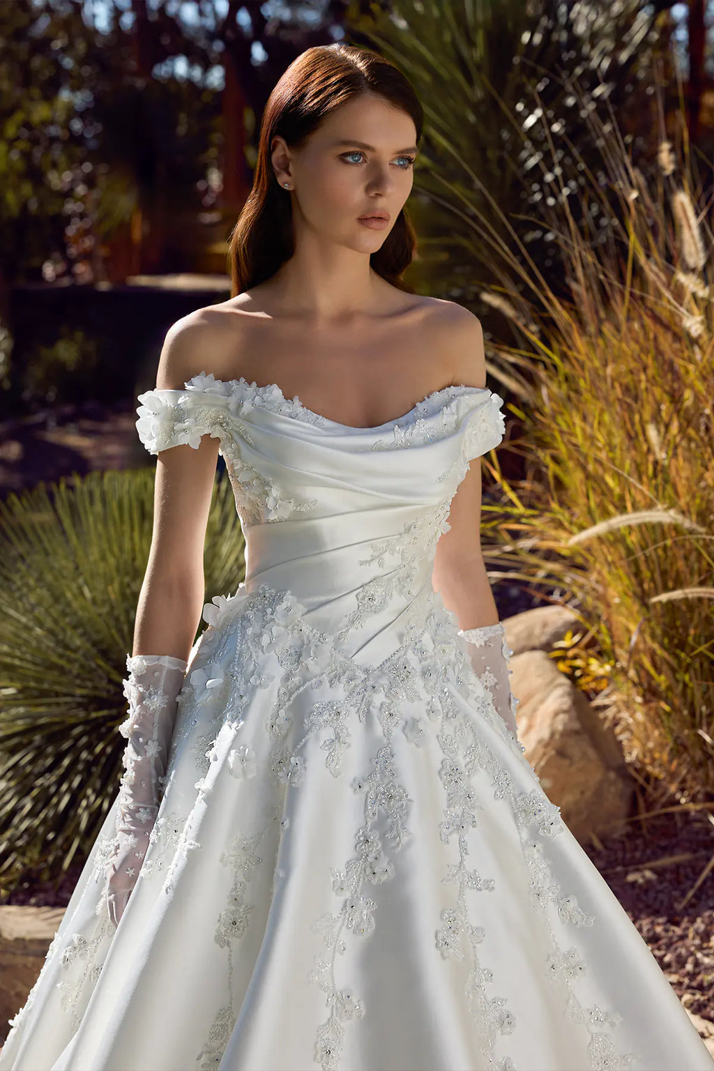 Düşük Omuz 3D Floral Askılı Drape Saten Korseli Çiçek Aplike Duchess Saten Prenses Gelinlik