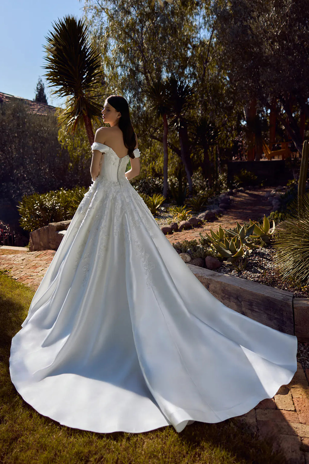 Düşük Omuz 3D Floral Askılı Drape Saten Korseli Çiçek Aplike Duchess Saten Prenses Gelinlik