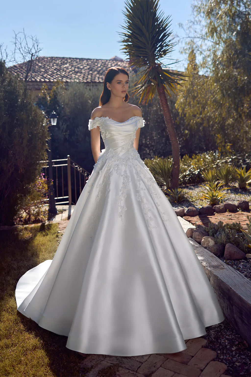 Düşük Omuz 3D Floral Askılı Drape Saten Korseli Çiçek Aplike Duchess Saten Prenses Gelinlik