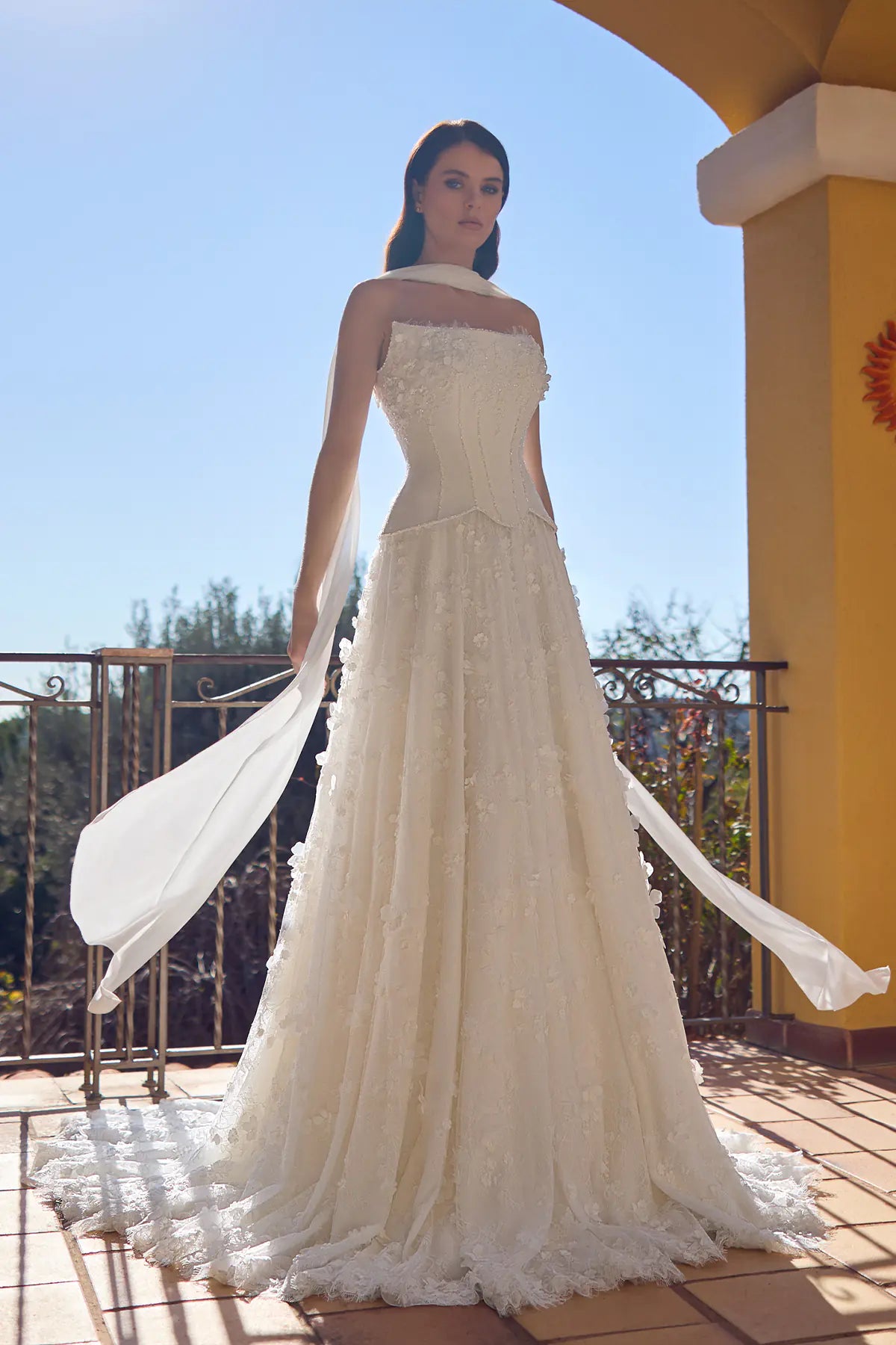 Straplez Saçak Detaylı Balenli Korset Peplum Korseli 3D Floral Aplikeli Tül A Kesim Gelinlik