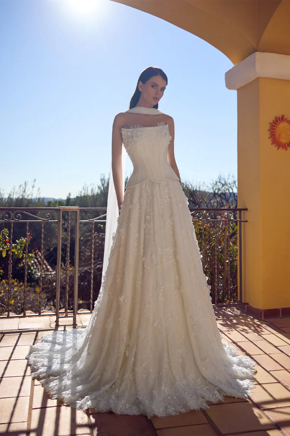 Straplez Saçak Detaylı Balenli Korset Peplum Korseli 3D Floral Aplikeli Tül A Kesim Gelinlik