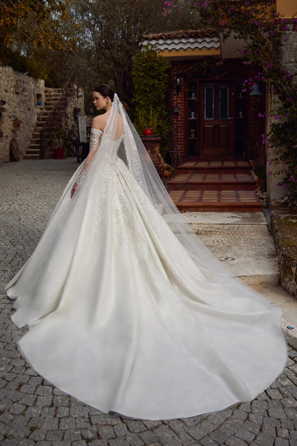 Off-Shoulder Transparan Balenli Korset Tam Kaplama Kristal İşlemeli Uzun Tül Kollu Prenses Gelinlik