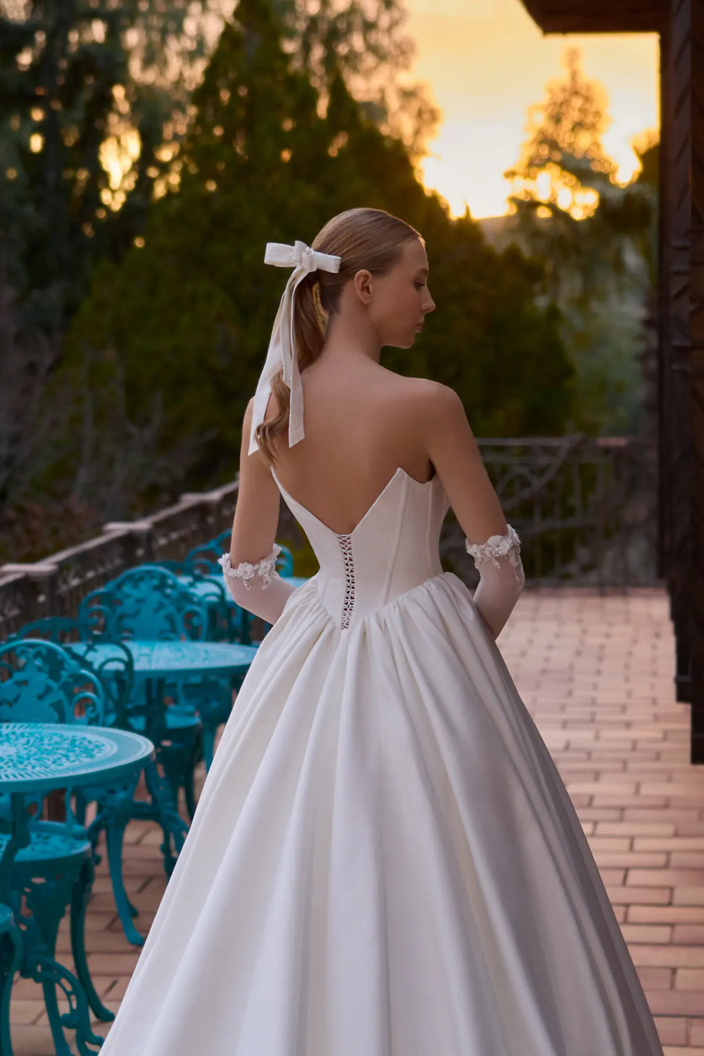 Straplez 3D Çiçek Bordürlü Balenli Saten Korse Açık Sırtlı Minimal Duchess Saten Prenses Gelinlik