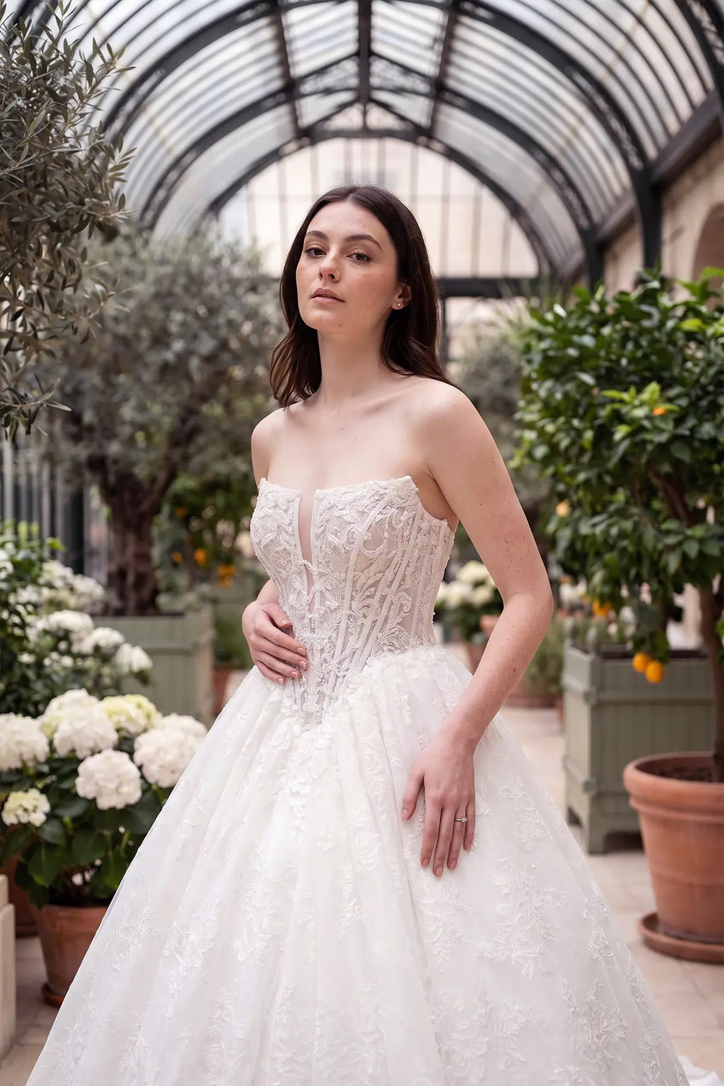 Straplez Derin V İllüzyon Plunge Barok Dantel Korseli Jakarlı Dantel Kabarık Prenses Gelinlik | Annabella Bridal