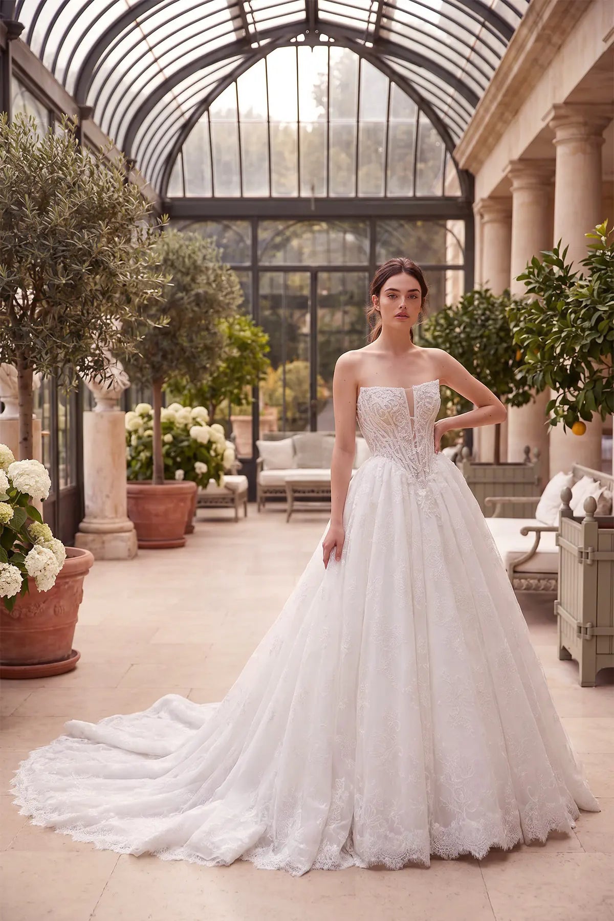 Straplez Derin V İllüzyon Plunge Barok Dantel Korseli Jakarlı Dantel Kabarık Prenses Gelinlik | Annabella Bridal