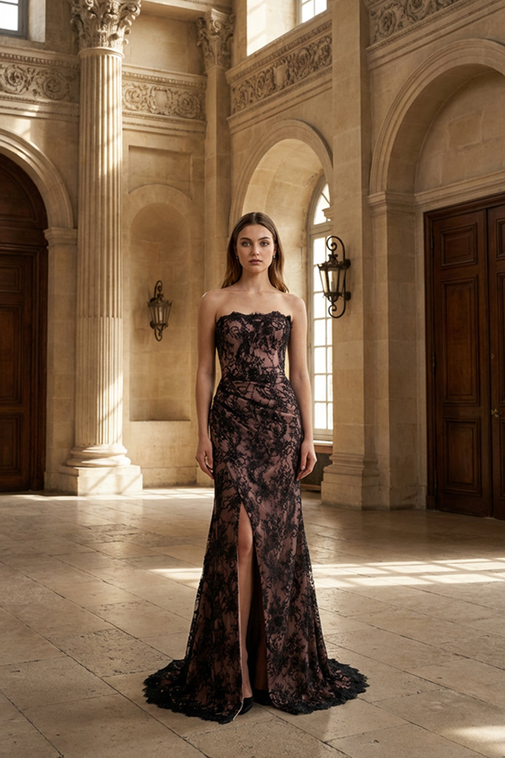 Siyah Dantelli Balık Abiye – Nude Astarlı ve Straplez Yırtmaçlı Gece Elbisesi