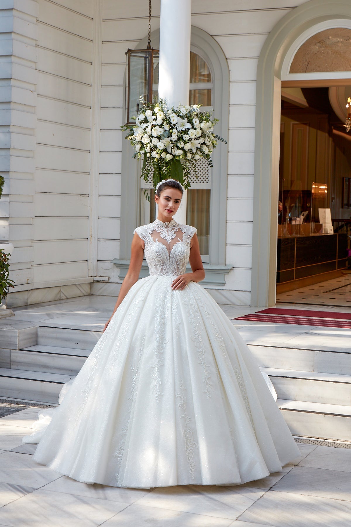 Annabella Prenses Gelinlik – Hakim Yaka, Kabartmalı Dantel Detaylı ve Kabarık Etek - Annabella Bridal – Modern ve Zamansız Gelinlik Tasarımları - Annabella