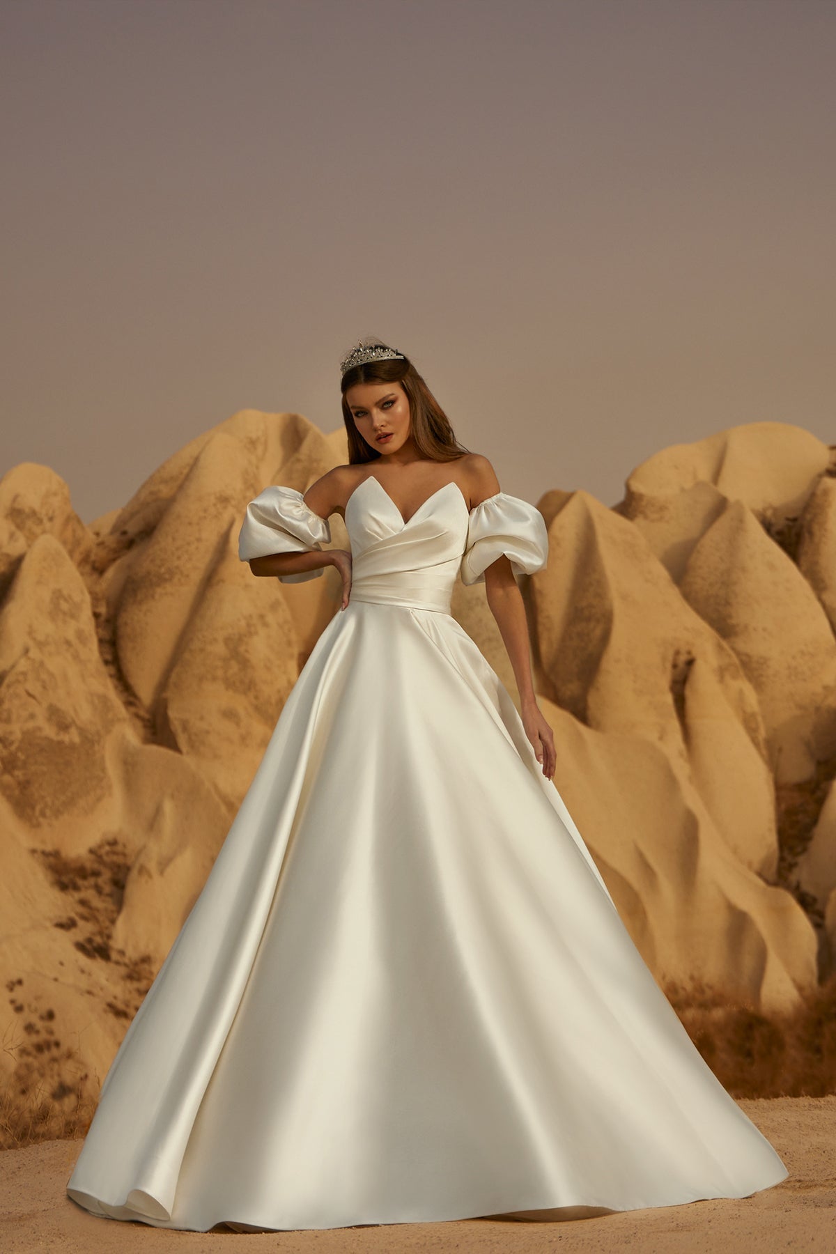 Derin V Yaka Drapeli Çıkarılabilir Balon Kollu Saten Prenses Gelinlik | Annabella Bridal - Annabella Bridal – Modern ve Zamansız Gelinlik Tasarımları - Annabella