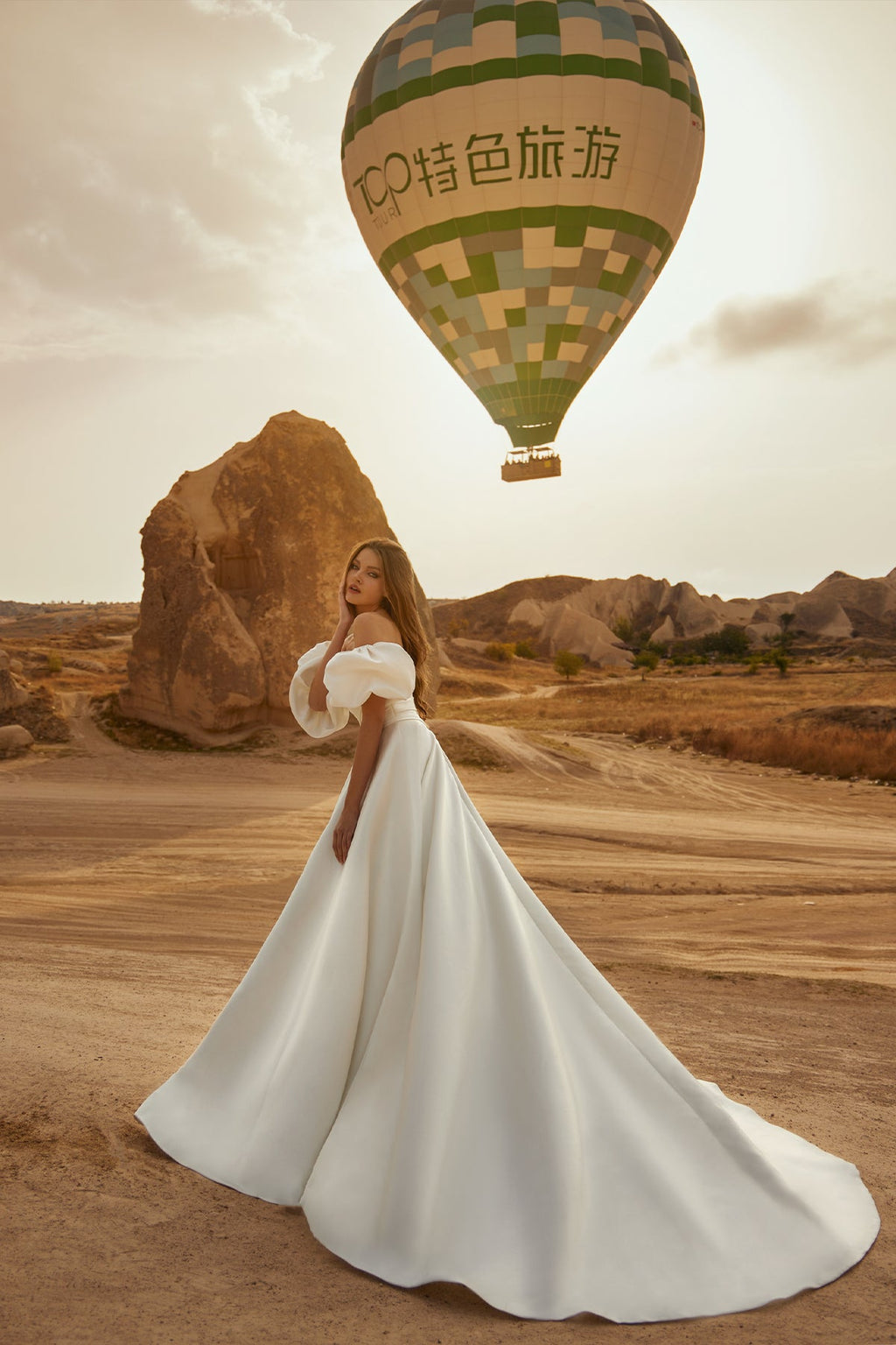 Derin V Yaka Drapeli Çıkarılabilir Balon Kollu Saten Prenses Gelinlik | Annabella Bridal - Annabella Bridal – Modern ve Zamansız Gelinlik Tasarımları - Annabella