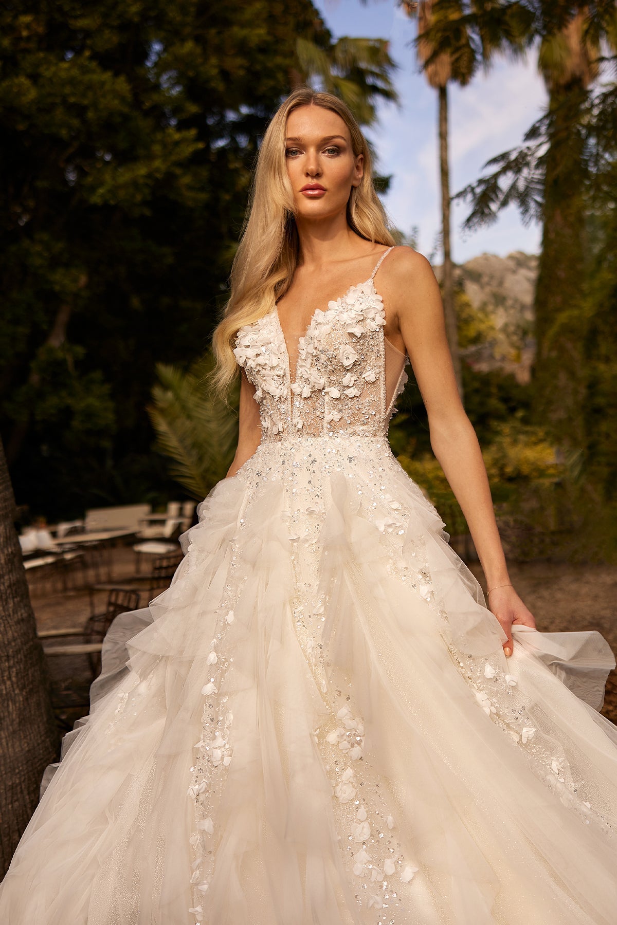 Derin V Yaka İnce Askılı 3D Floral Aplikeli Katlı Volanlı Tül Prenses Gelinlik | Annabella Bridal - Annabella Bridal – Modern ve Zamansız Gelinlik Tasarımları - Annabella