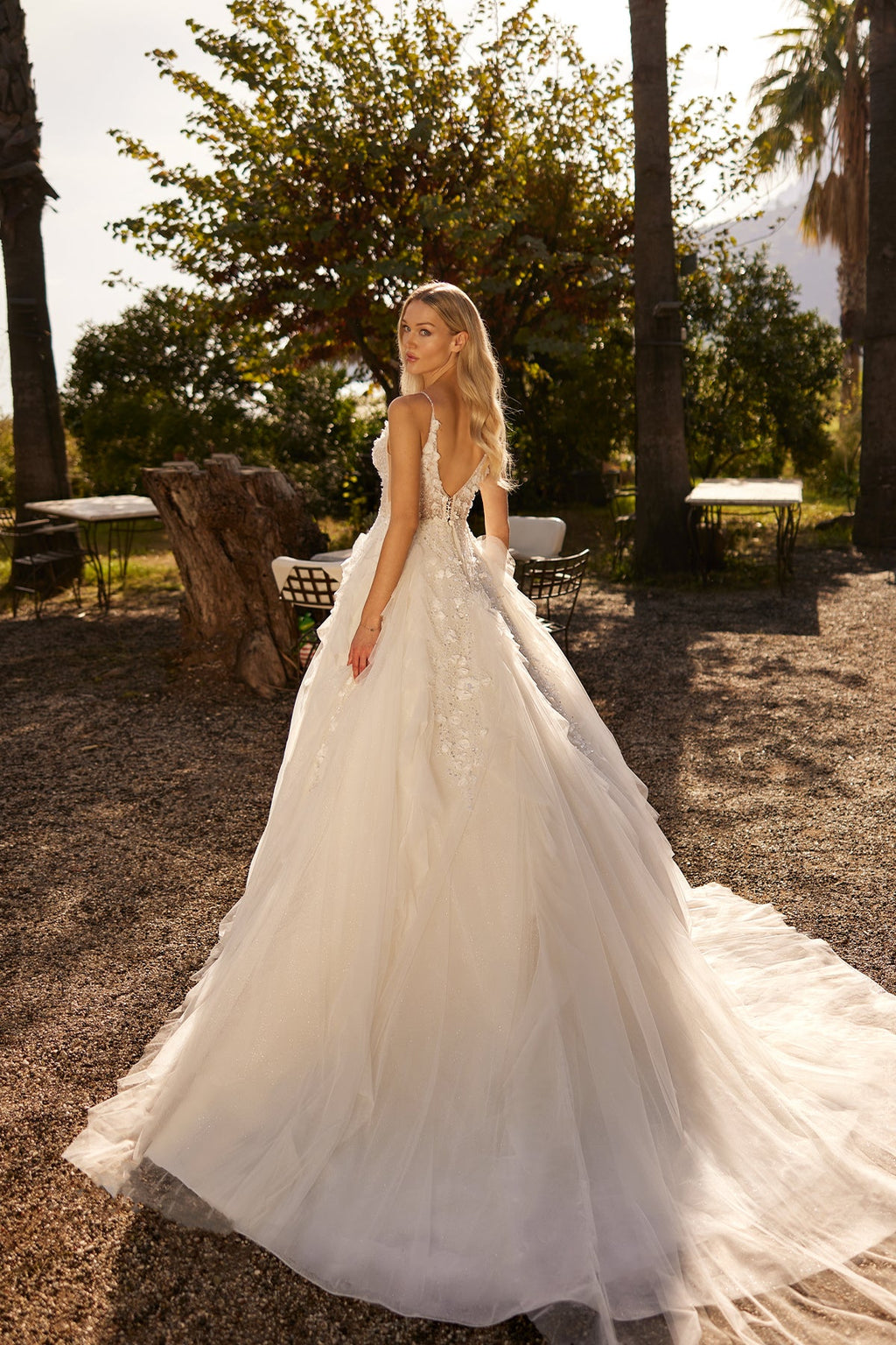 Derin V Yaka İnce Askılı 3D Floral Aplikeli Katlı Volanlı Tül Prenses Gelinlik | Annabella Bridal - Annabella Bridal – Modern ve Zamansız Gelinlik Tasarımları - Annabella