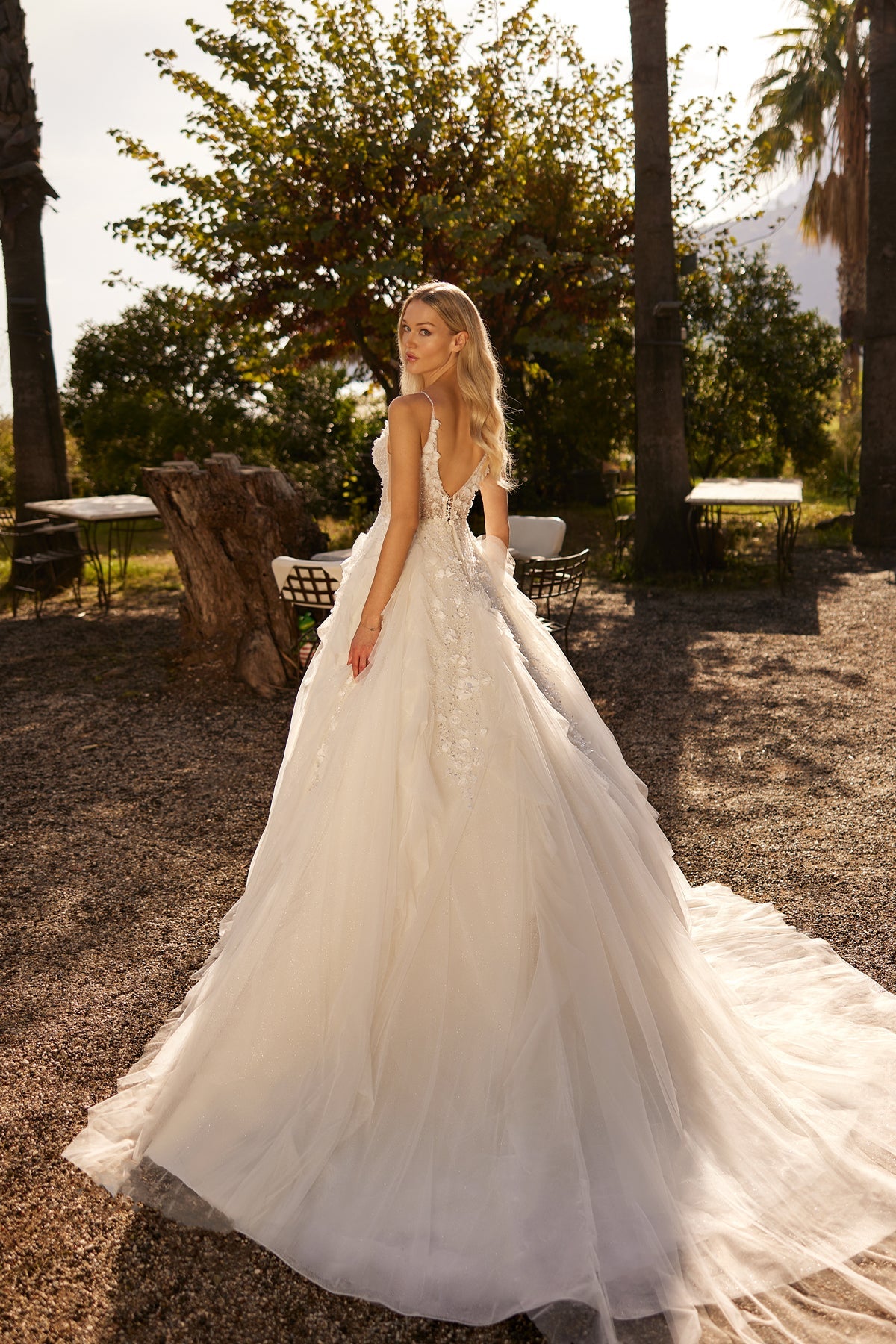 Derin V Yaka İnce Askılı 3D Floral Aplikeli Katlı Volanlı Tül Prenses Gelinlik | Annabella Bridal - Annabella Bridal – Modern ve Zamansız Gelinlik Tasarımları - Annabella