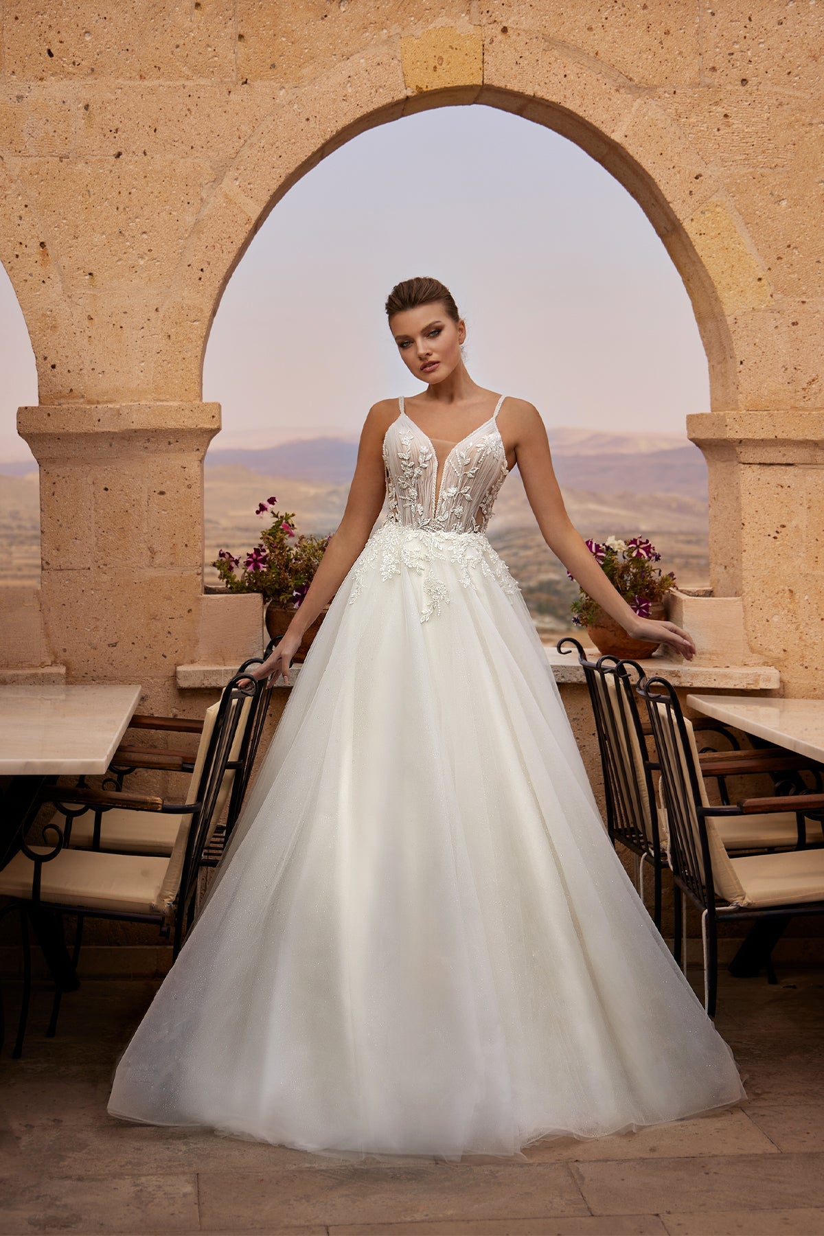 Derin V Yaka İnce Askılı İllüzyon Korseli Yaprak Dantel Aplikeli Çapraz Sırtlı Tül Prenses Gelinlik | Annabella Bridal - Annabella Bridal – Modern ve Zamansız Gelinlik Tasarımları - Annabella