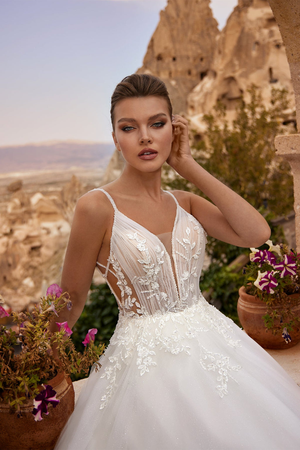 Derin V Yaka İnce Askılı İllüzyon Korseli Yaprak Dantel Aplikeli Çapraz Sırtlı Tül Prenses Gelinlik | Annabella Bridal - Annabella Bridal – Modern ve Zamansız Gelinlik Tasarımları - Annabella
