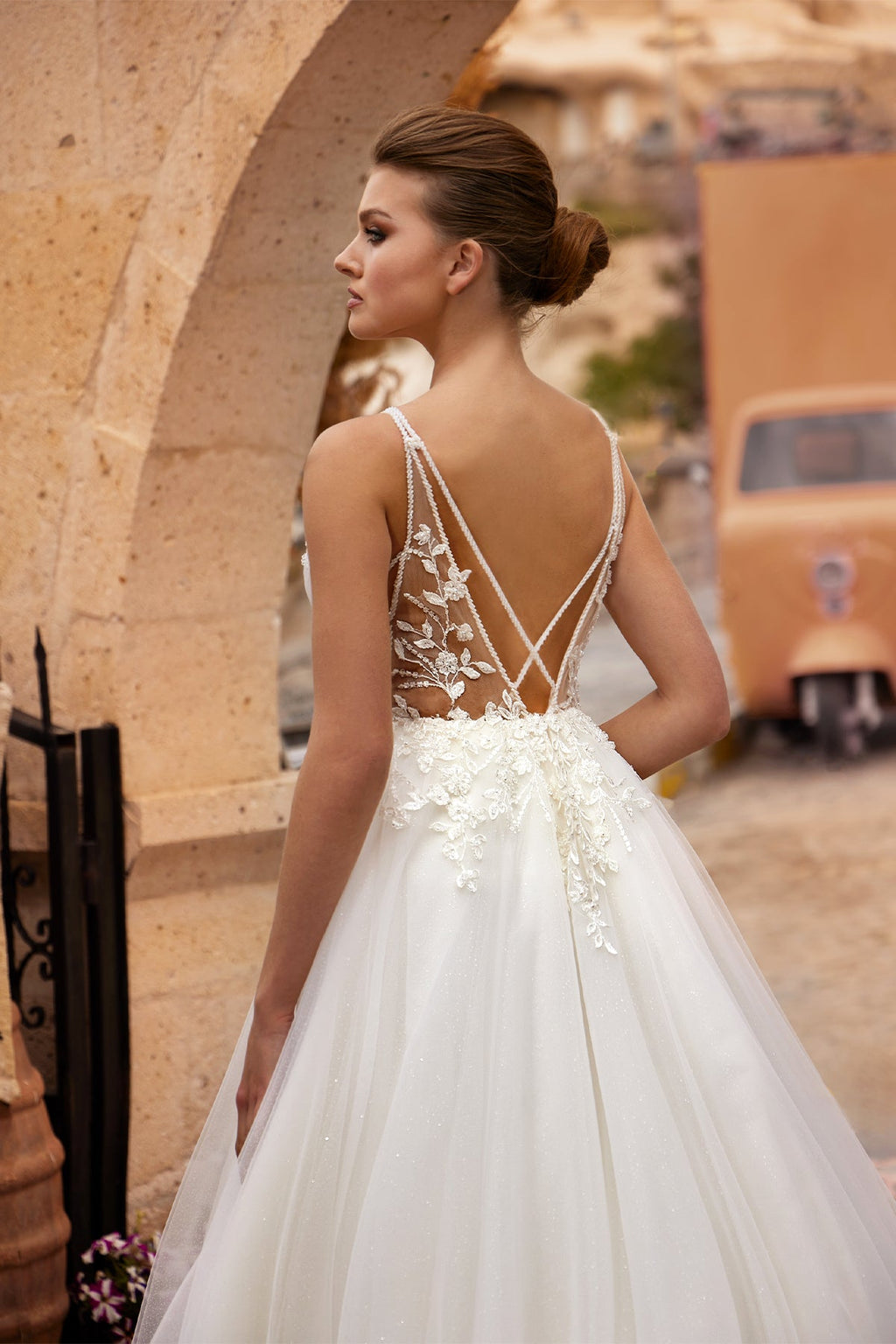 Derin V Yaka İnce Askılı İllüzyon Korseli Yaprak Dantel Aplikeli Çapraz Sırtlı Tül Prenses Gelinlik | Annabella Bridal - Annabella Bridal – Modern ve Zamansız Gelinlik Tasarımları - Annabella