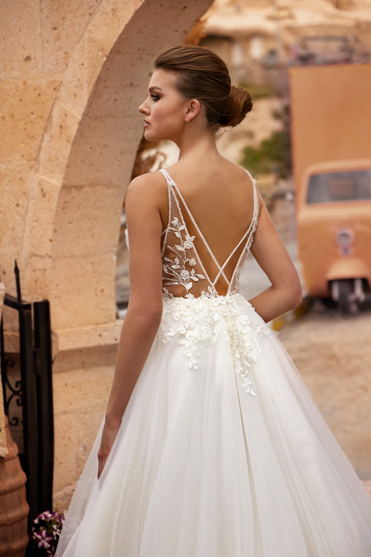 Derin V Yaka İnce Askılı İllüzyon Korseli Yaprak Dantel Aplikeli Çapraz Sırtlı Tül Prenses Gelinlik | Annabella Bridal - Annabella Bridal – Modern ve Zamansız Gelinlik Tasarımları - Annabella