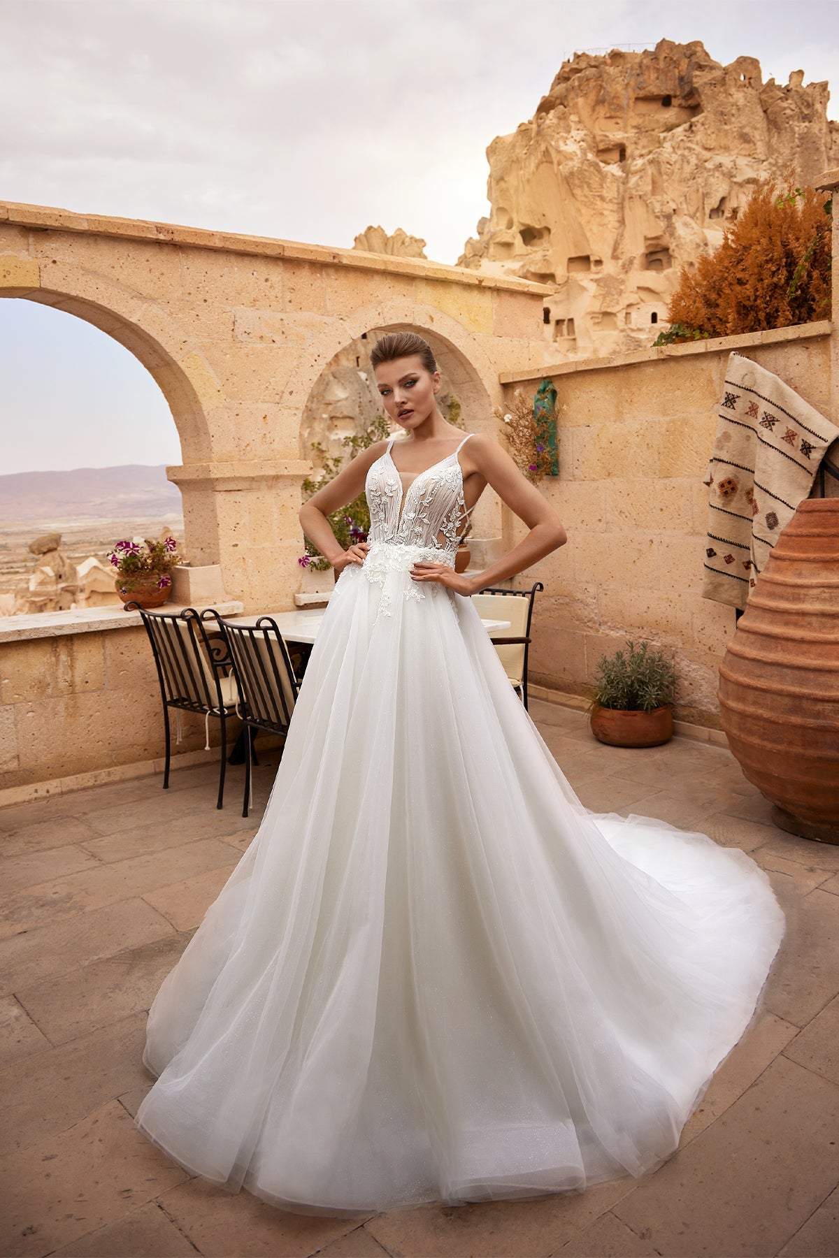 Derin V Yaka İnce Askılı İllüzyon Korseli Yaprak Dantel Aplikeli Çapraz Sırtlı Tül Prenses Gelinlik | Annabella Bridal - Annabella Bridal – Modern ve Zamansız Gelinlik Tasarımları - Annabella