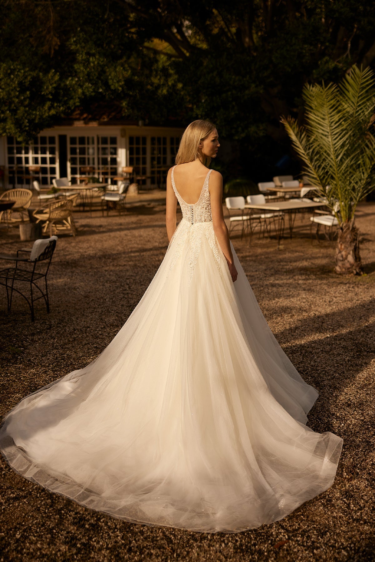 Derin V Yaka Kalın Askılı İllüzyon Korseli Kristal Dantel İşlemeli Tül A Kesim Gelinlik | Annabella Bridal - Annabella Bridal – Modern ve Zamansız Gelinlik Tasarımları - Annabella