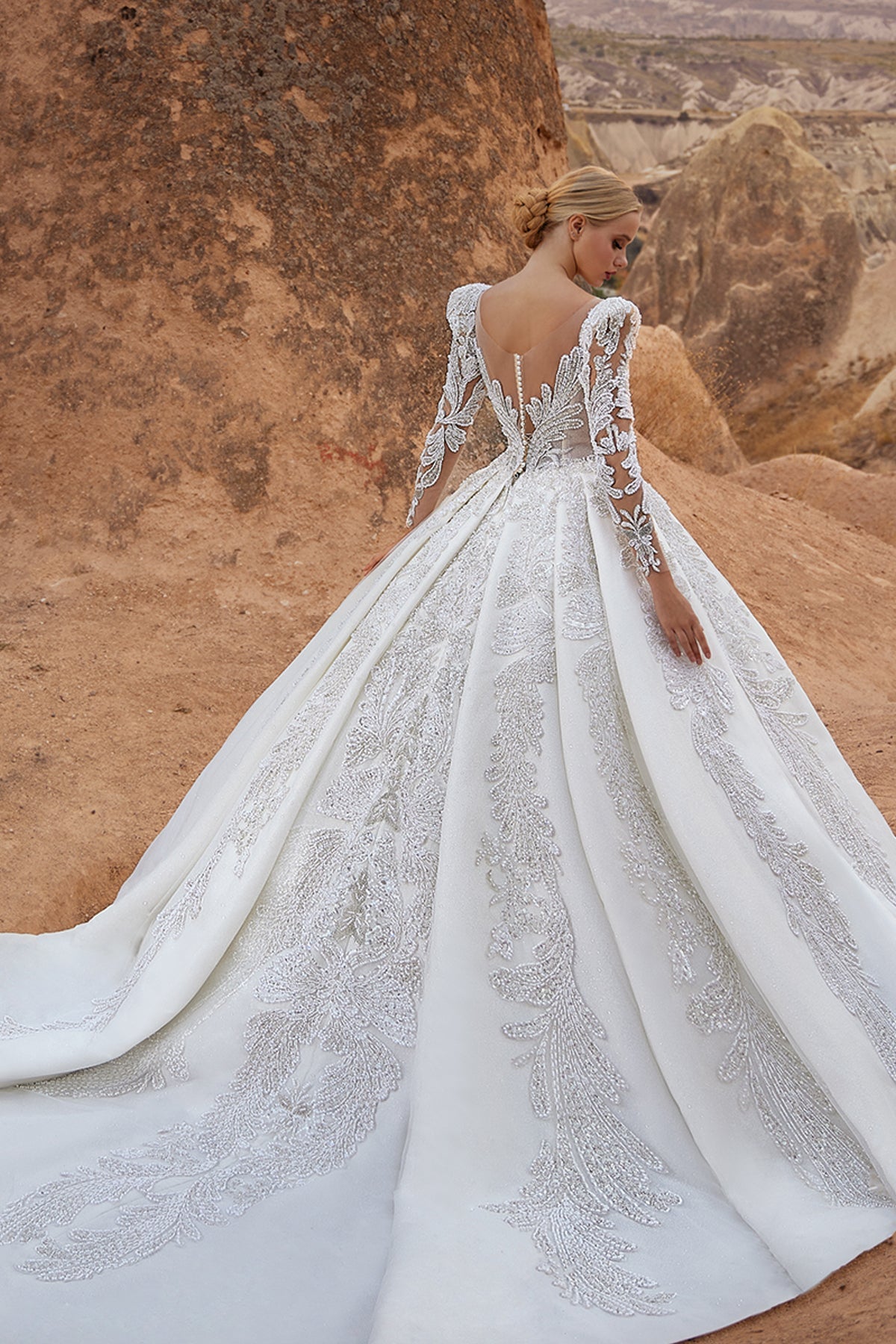 Derin V Yaka Vatkalı İllüzyon Kollu Kristal Barok Aplike Saten Prenses Gelinlik | Annabella Bridal - Annabella Bridal – Modern ve Zamansız Gelinlik Tasarımları - Annabella