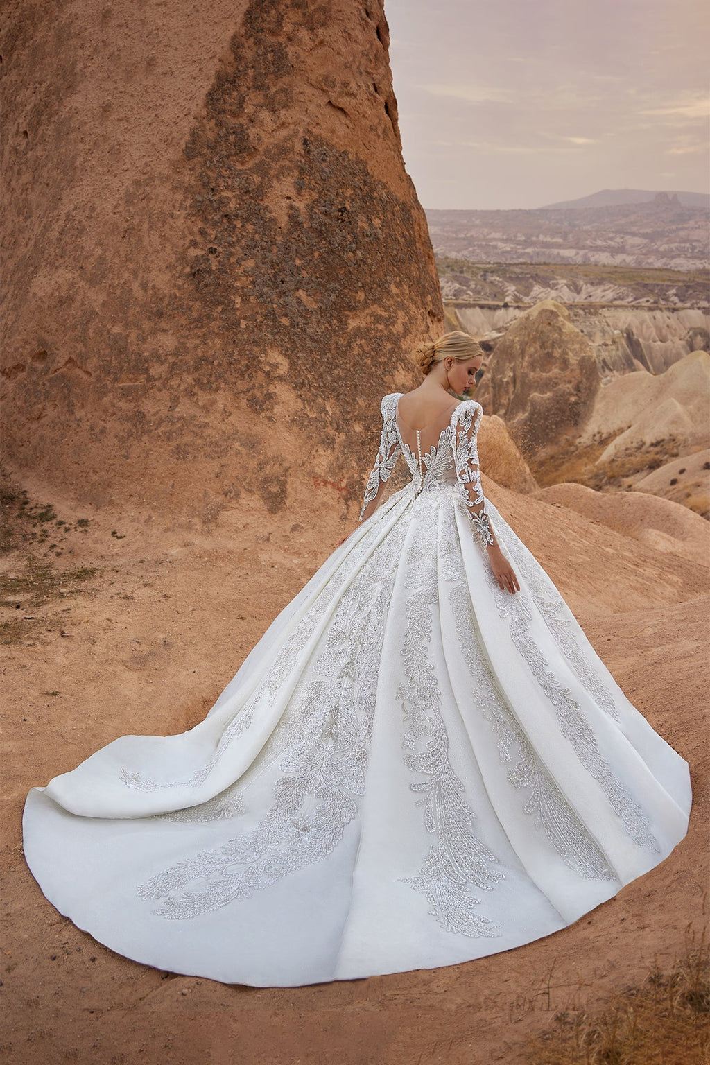 Derin V Yaka Vatkalı İllüzyon Kollu Kristal Barok Aplike Saten Prenses Gelinlik | Annabella Bridal - Annabella Bridal – Modern ve Zamansız Gelinlik Tasarımları - Annabella