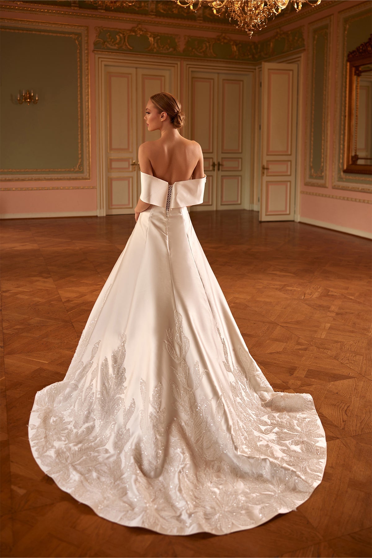 Düşük Omuz 3D Çiçekli Sade Saten Korse Yaprak Dantel Bordürlü A Kesim Gelinlik | Annabella Bridal - Annabella Bridal – Modern ve Zamansız Gelinlik Tasarımları - Annabella