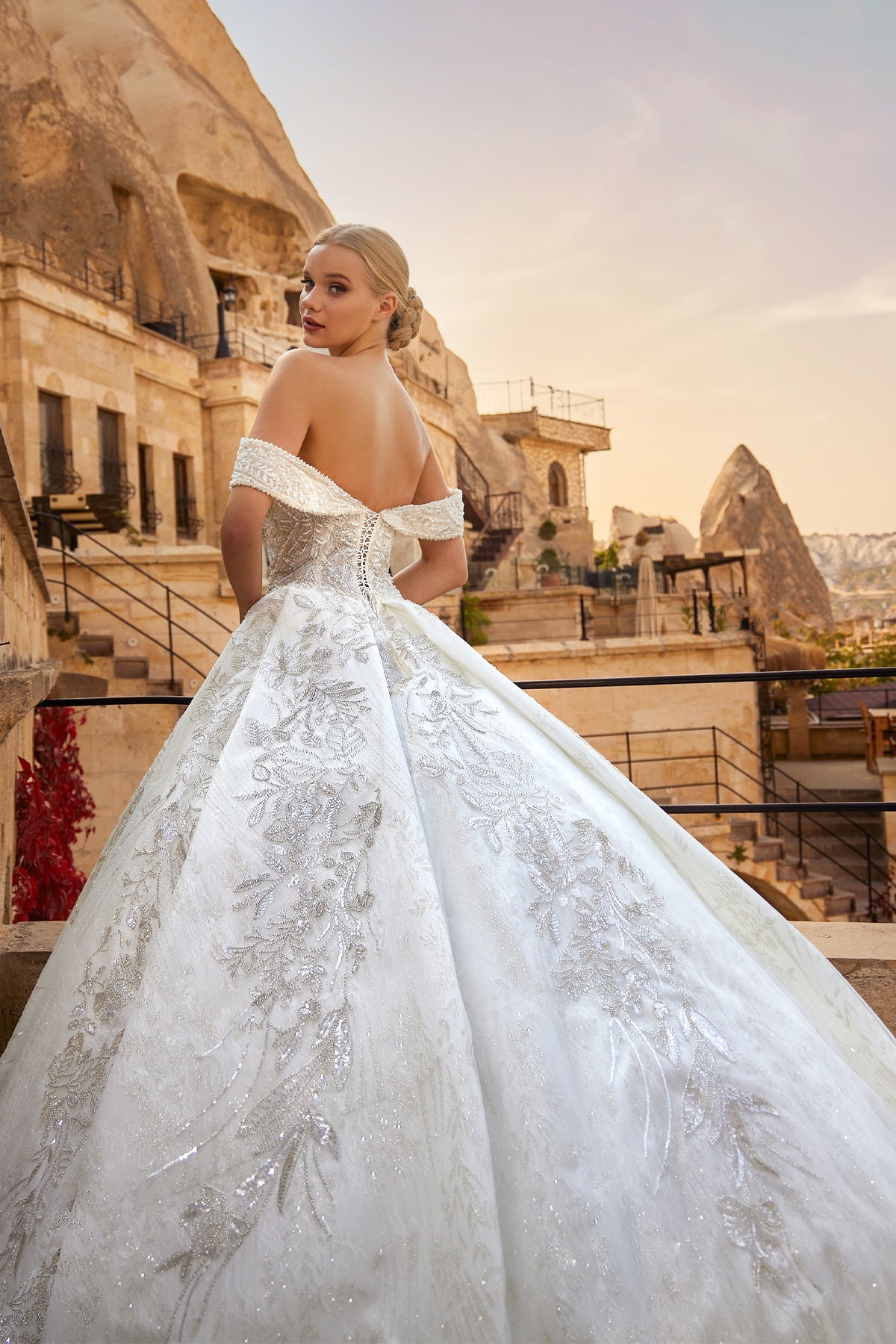 Düşük Omuz Derin V Yaka Kristal İşlemeli Transparan Korseli Kabarık Prenses Gelinlik | Annabella Bridal - Annabella Bridal – Modern ve Zamansız Gelinlik Tasarımları - Annabella