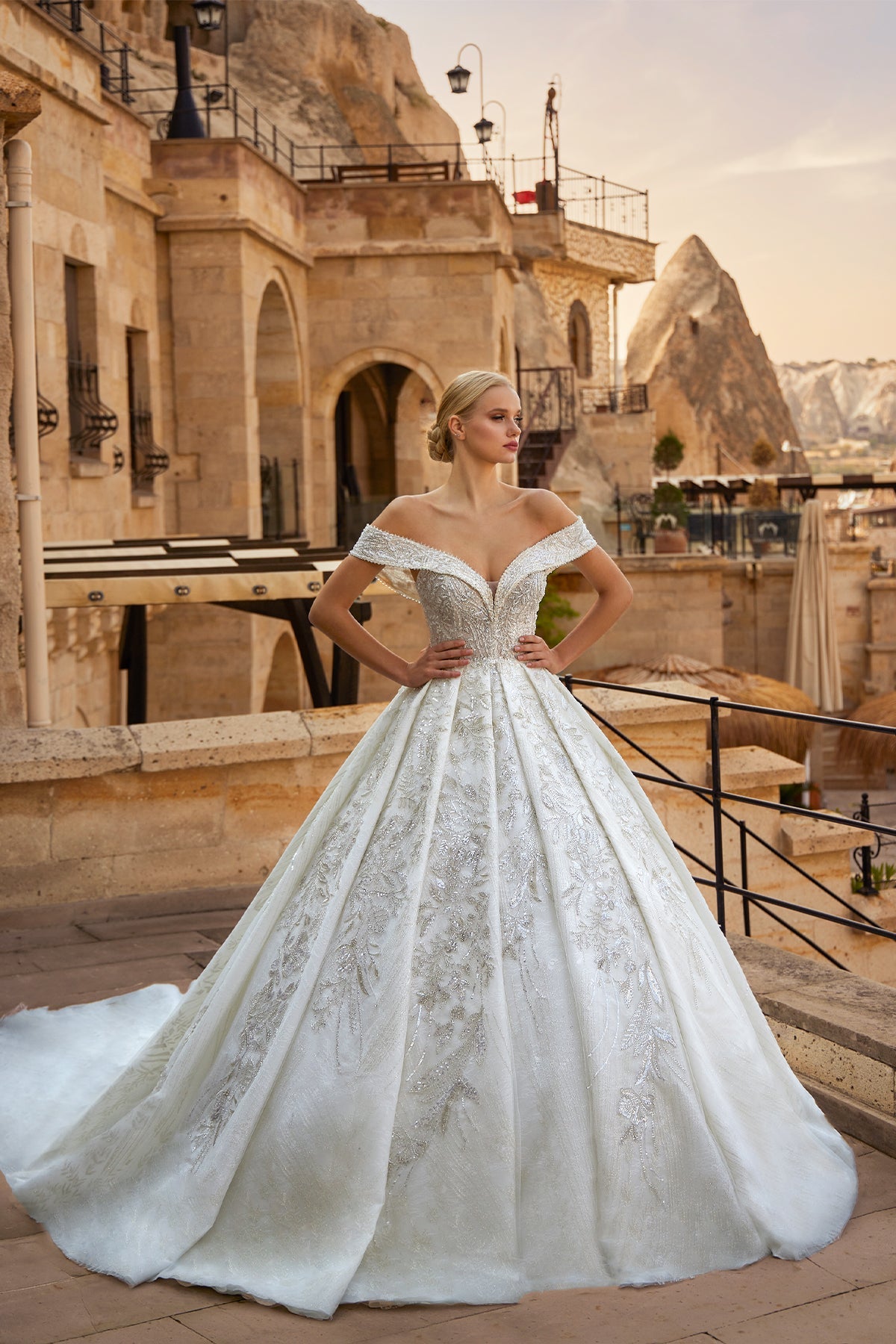 Düşük Omuz Derin V Yaka Kristal İşlemeli Transparan Korseli Kabarık Prenses Gelinlik | Annabella Bridal - Annabella Bridal – Modern ve Zamansız Gelinlik Tasarımları - Annabella