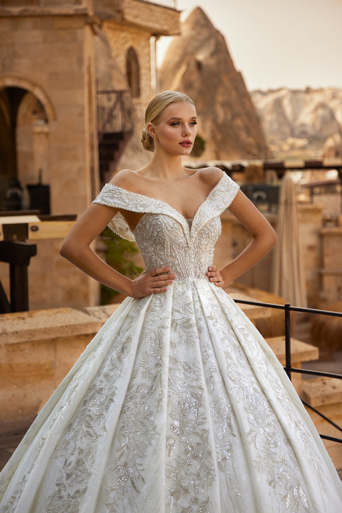 Düşük Omuz Derin V Yaka Kristal İşlemeli Transparan Korseli Kabarık Prenses Gelinlik | Annabella Bridal - Annabella Bridal – Modern ve Zamansız Gelinlik Tasarımları - Annabella