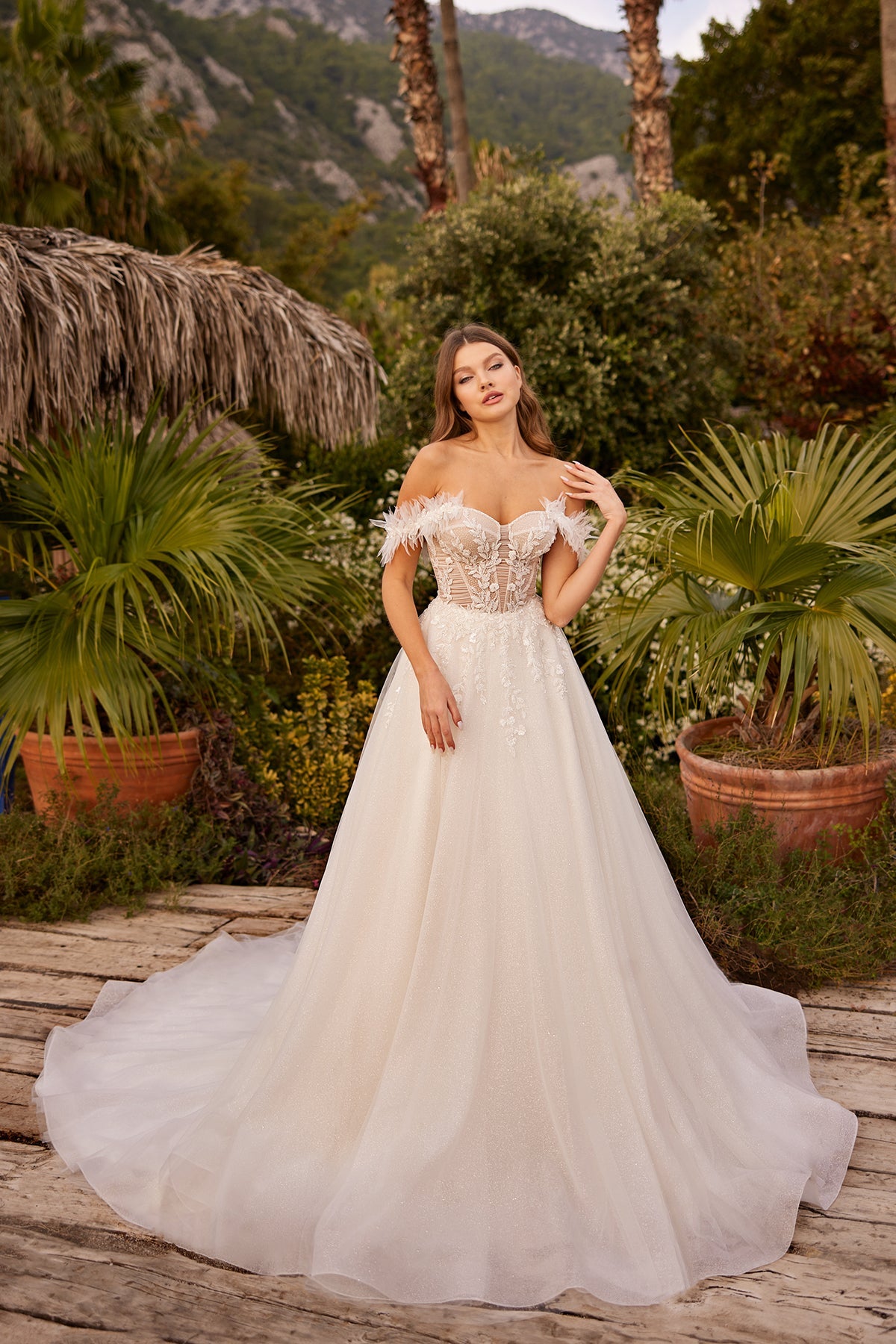 Düşük Omuz Tüy Detaylı Transparan Korseli Simli Tül A Kesim Gelinlik | Annabella Bridal - Annabella Bridal – Modern ve Zamansız Gelinlik Tasarımları - Annabella