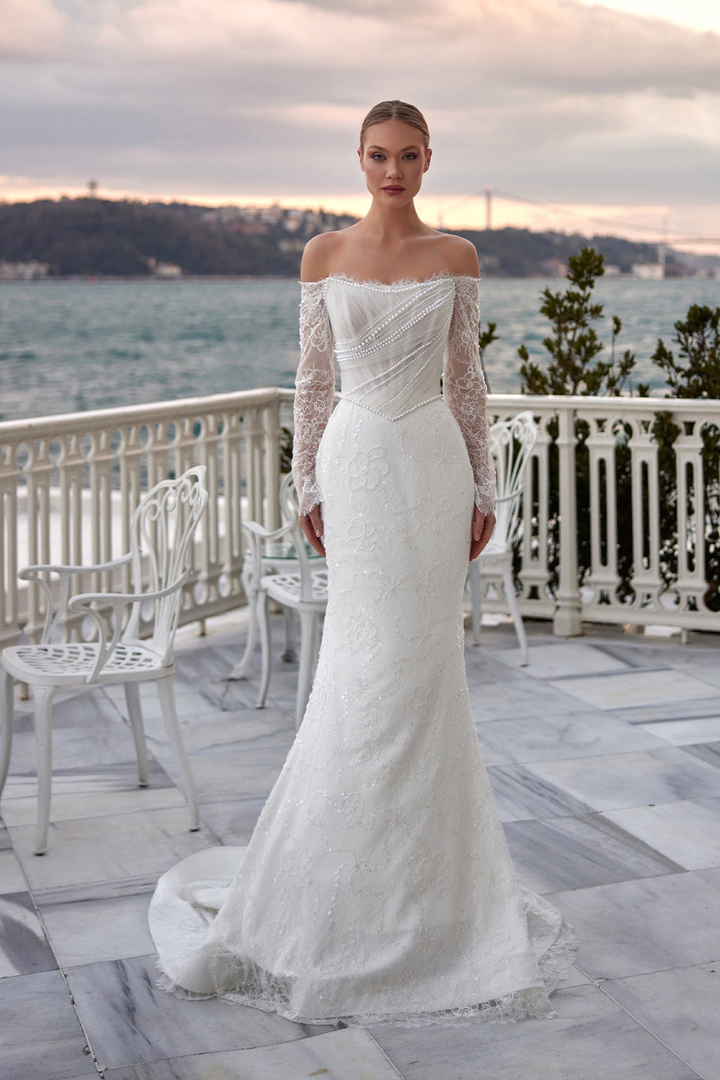 Düz Straplez Fransız Dantel Kollu Diyagonal İnci Garnili Açık Sırt Balık Gelinlik | Annabella Bridal - Annabella Bridal – Modern ve Zamansız Gelinlik Tasarımları - Annabella