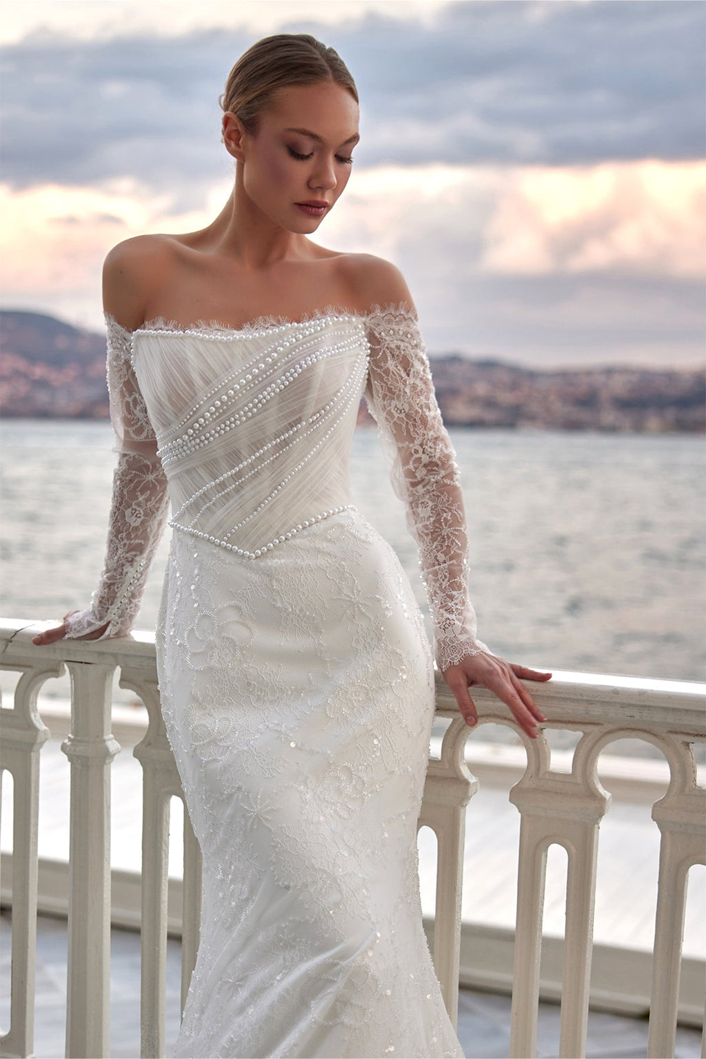 Düz Straplez Fransız Dantel Kollu Diyagonal İnci Garnili Açık Sırt Balık Gelinlik | Annabella Bridal - Annabella Bridal – Modern ve Zamansız Gelinlik Tasarımları - Annabella