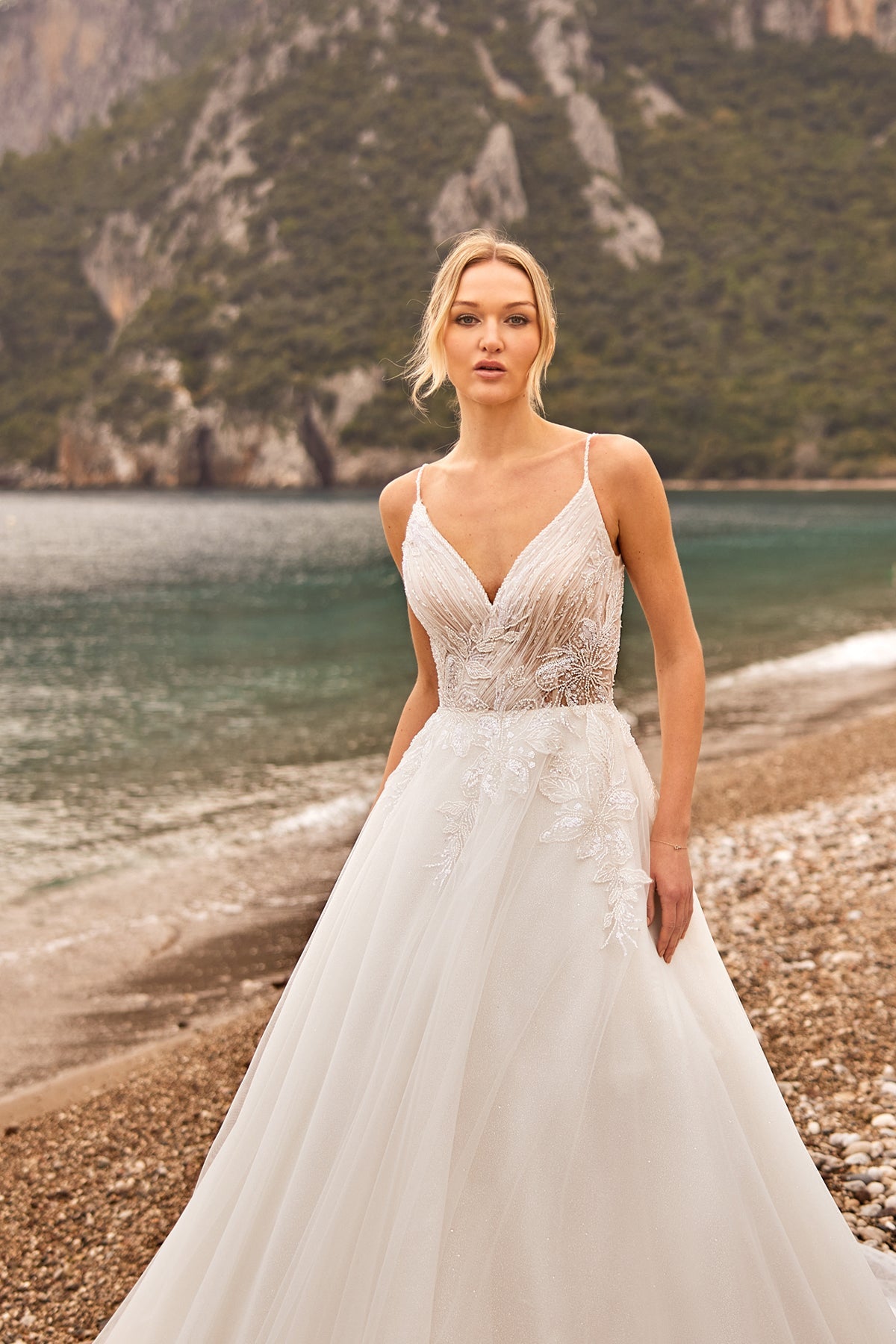 İnce Askılı Floral İşlemeli Derin V Yakalı Simli Tül Helen Gelinlik | Annabella Bridal - Annabella Bridal – Modern ve Zamansız Gelinlik Tasarımları - Annabella