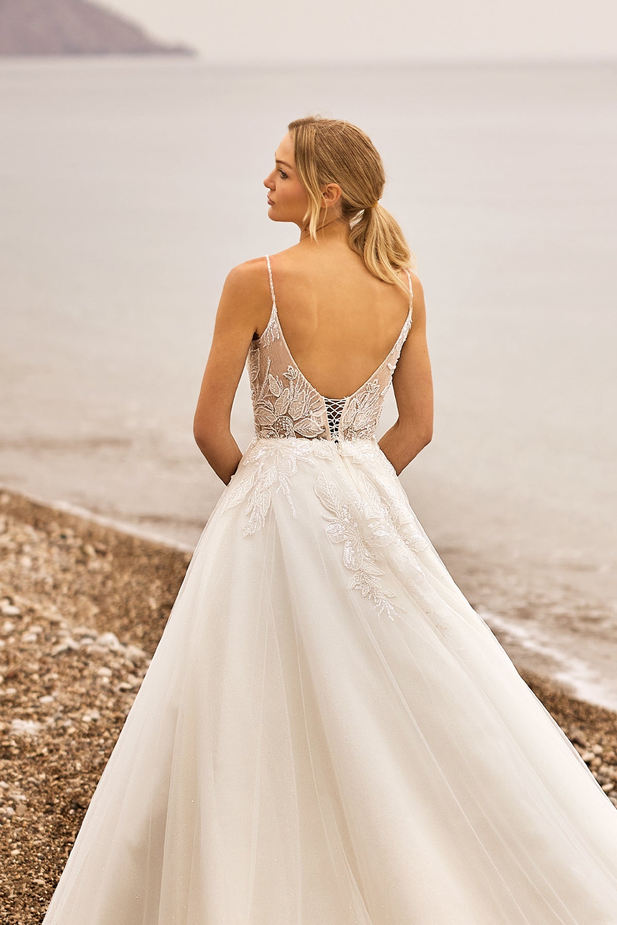 İnce Askılı Floral İşlemeli Derin V Yakalı Simli Tül Helen Gelinlik | Annabella Bridal - Annabella Bridal – Modern ve Zamansız Gelinlik Tasarımları - Annabella