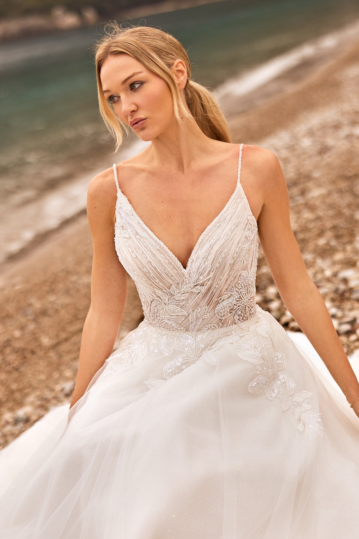 İnce Askılı Floral İşlemeli Derin V Yakalı Simli Tül Helen Gelinlik | Annabella Bridal - Annabella Bridal – Modern ve Zamansız Gelinlik Tasarımları - Annabella