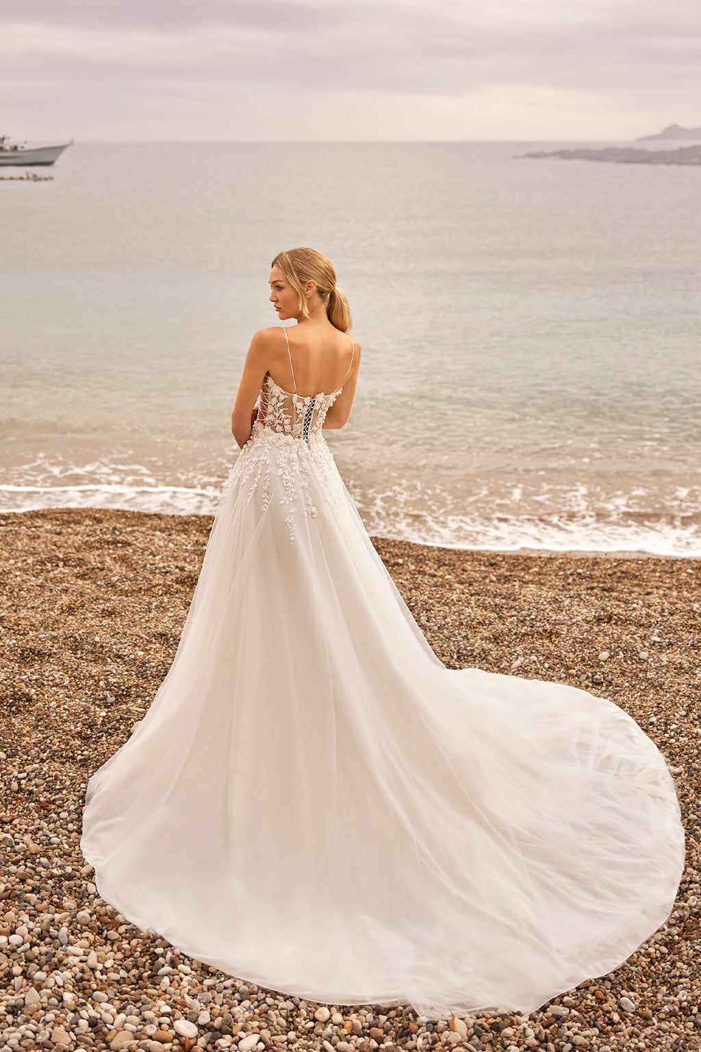 İnce Askılı Kalp Yaka 3D Floral Aplikeli Bağcıklı Korse Helen Gelinlik | Annabella Bridal - Annabella Bridal – Modern ve Zamansız Gelinlik Tasarımları - Annabella